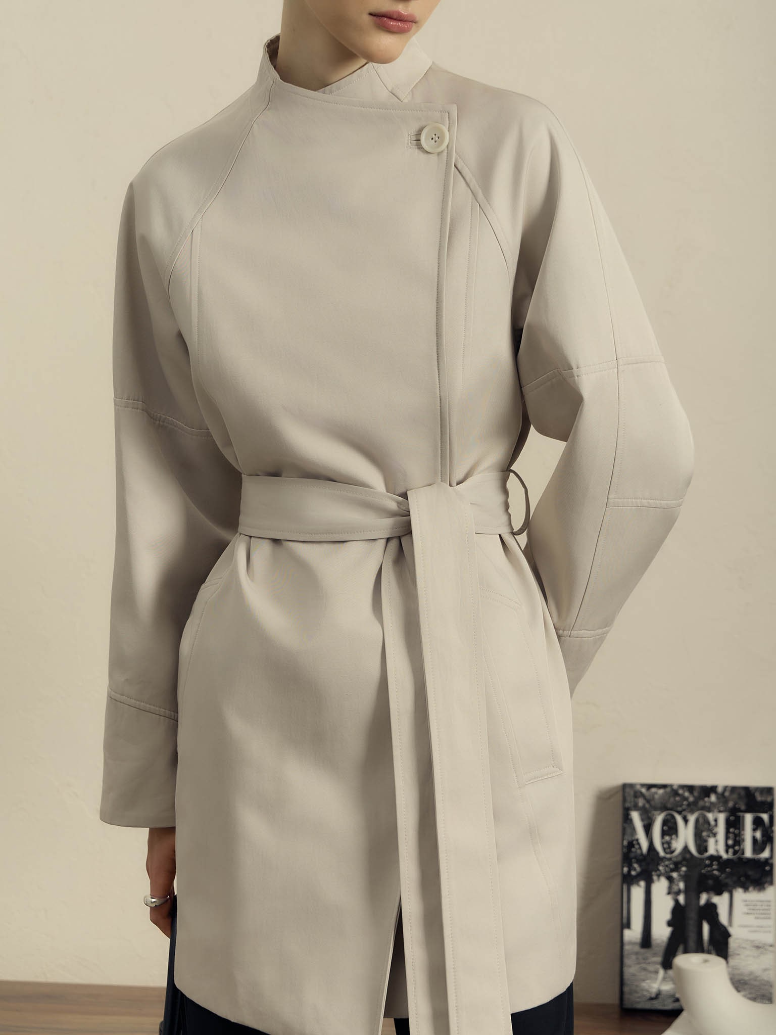 Trench-manteau mini avec ceinture assortie