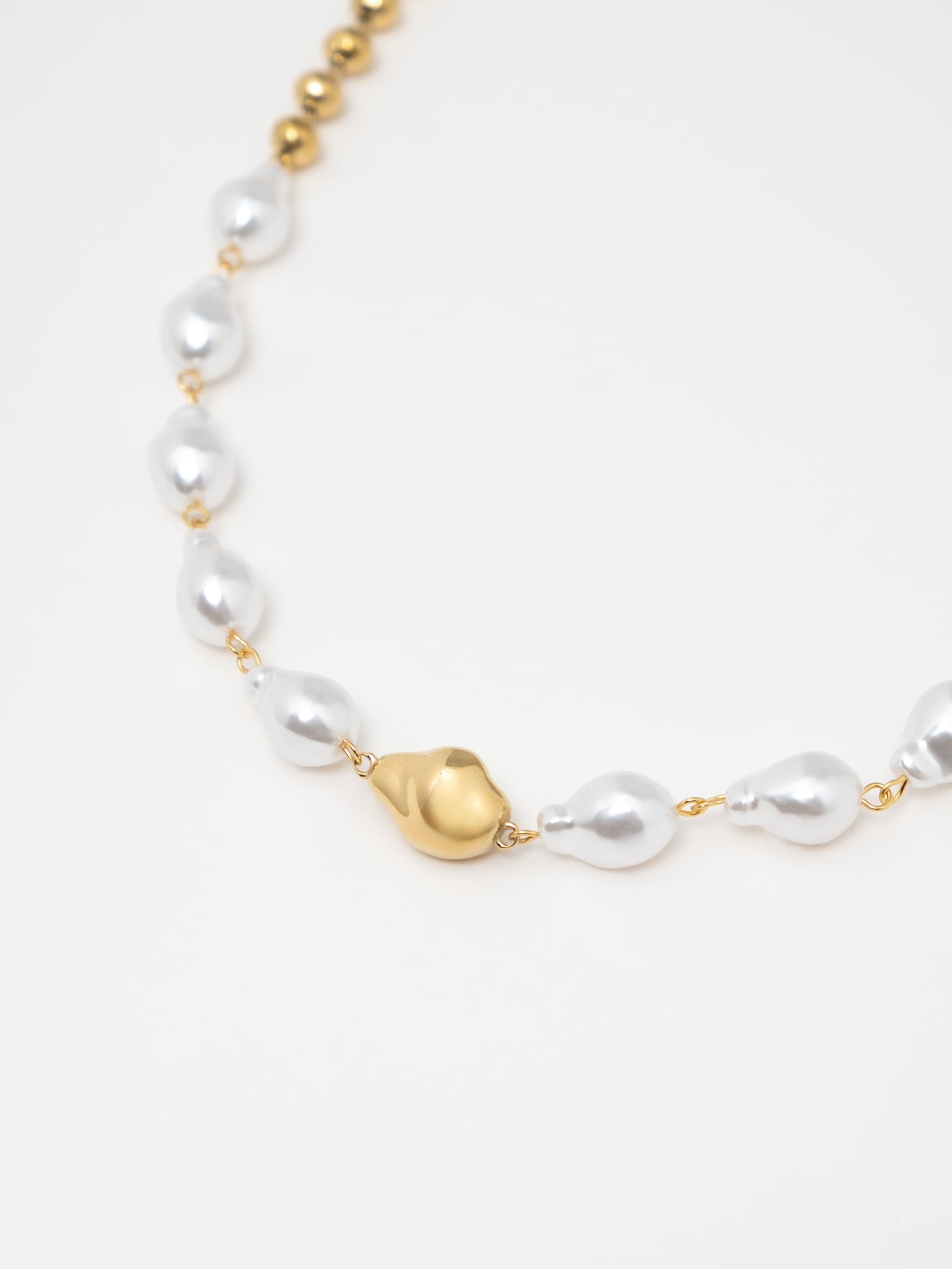 Комбинированное колье из жемчуга и золотистых бусин