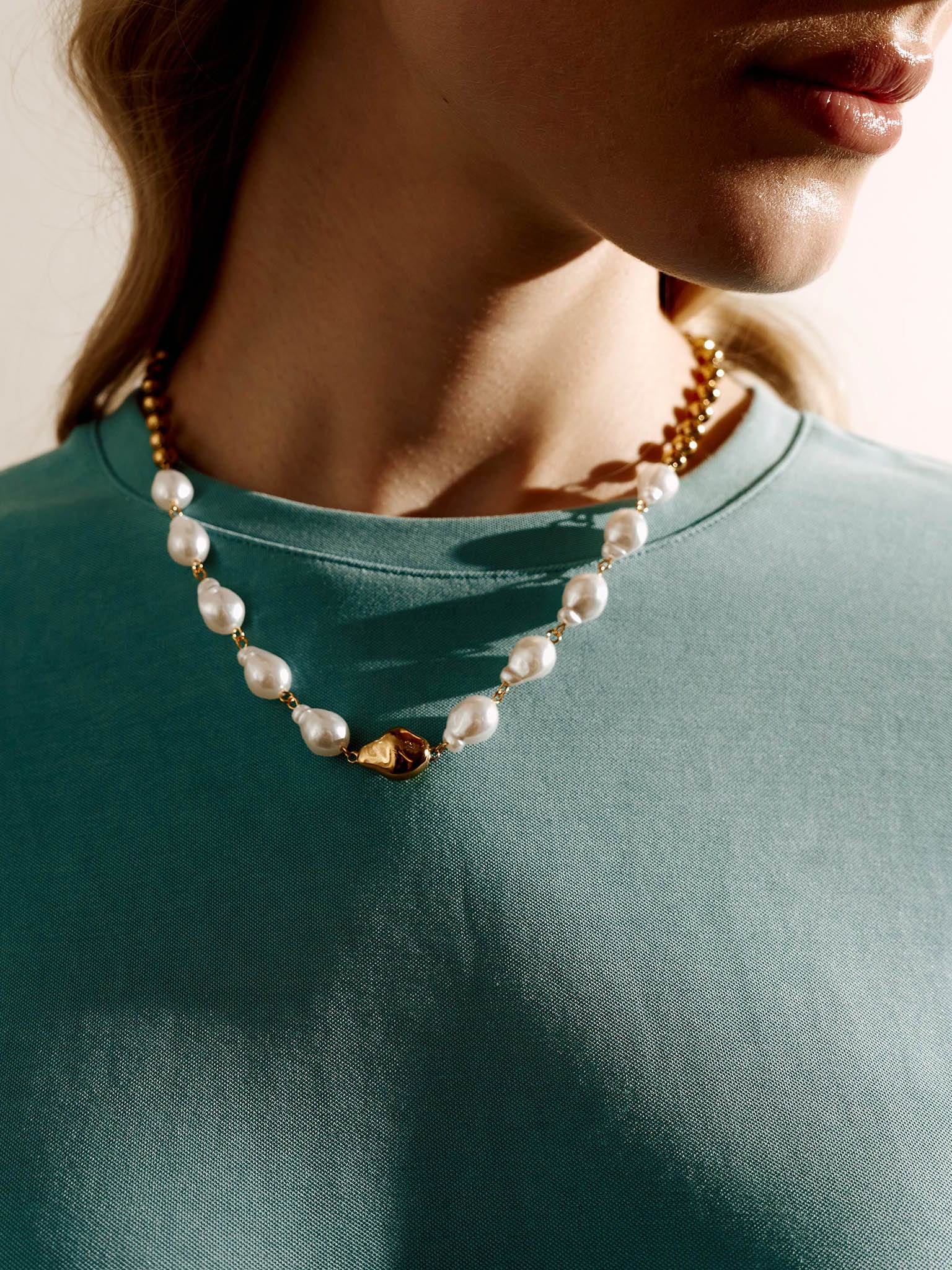 Комбинированное колье из жемчуга и золотистых бусин