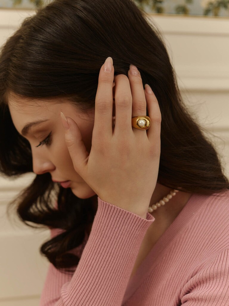 Puffy ring with large pearl