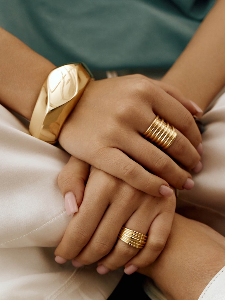 Объемный браслет из изогнутого металла