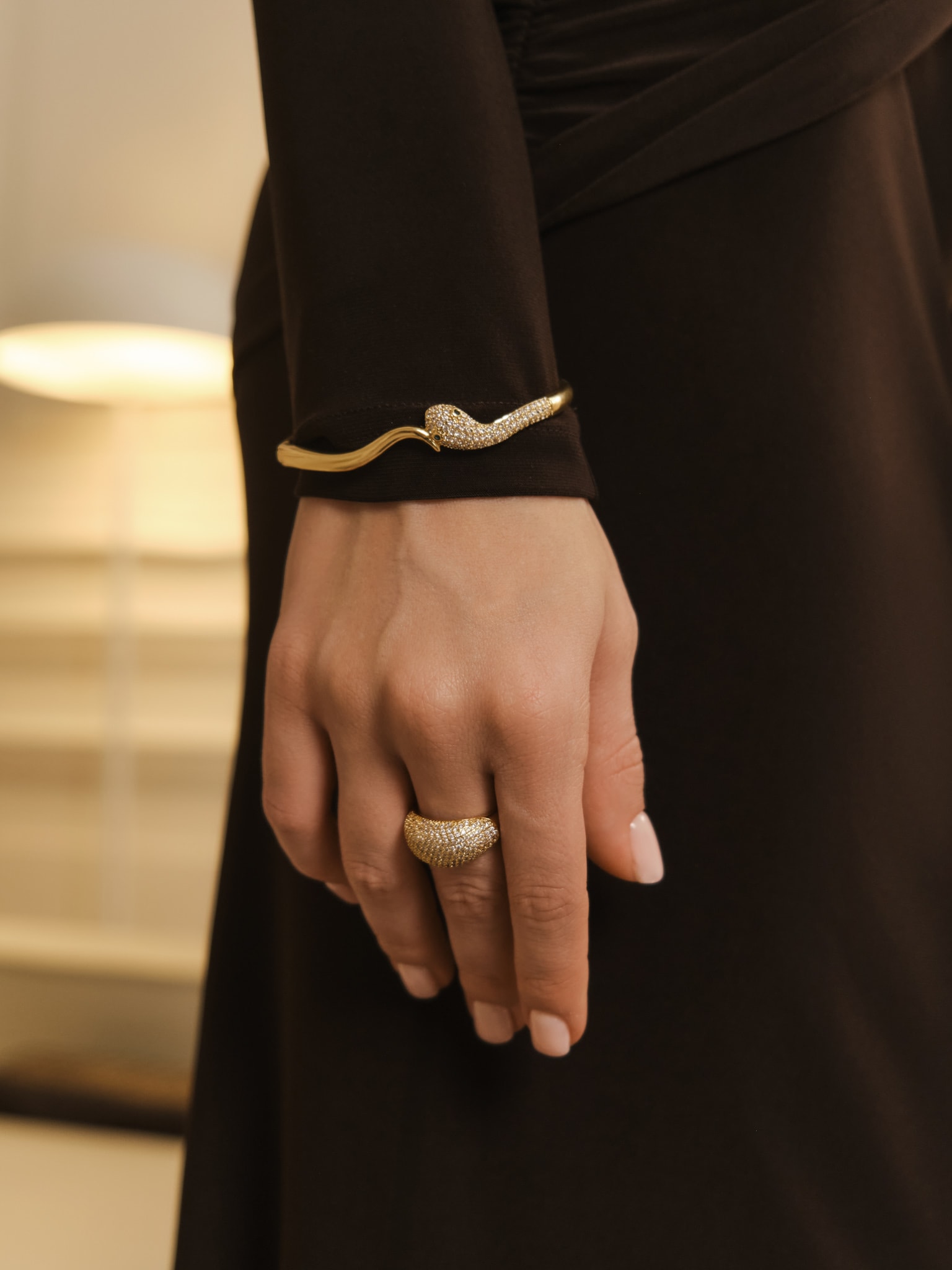 Браслет в виде змеи со стразовым декором