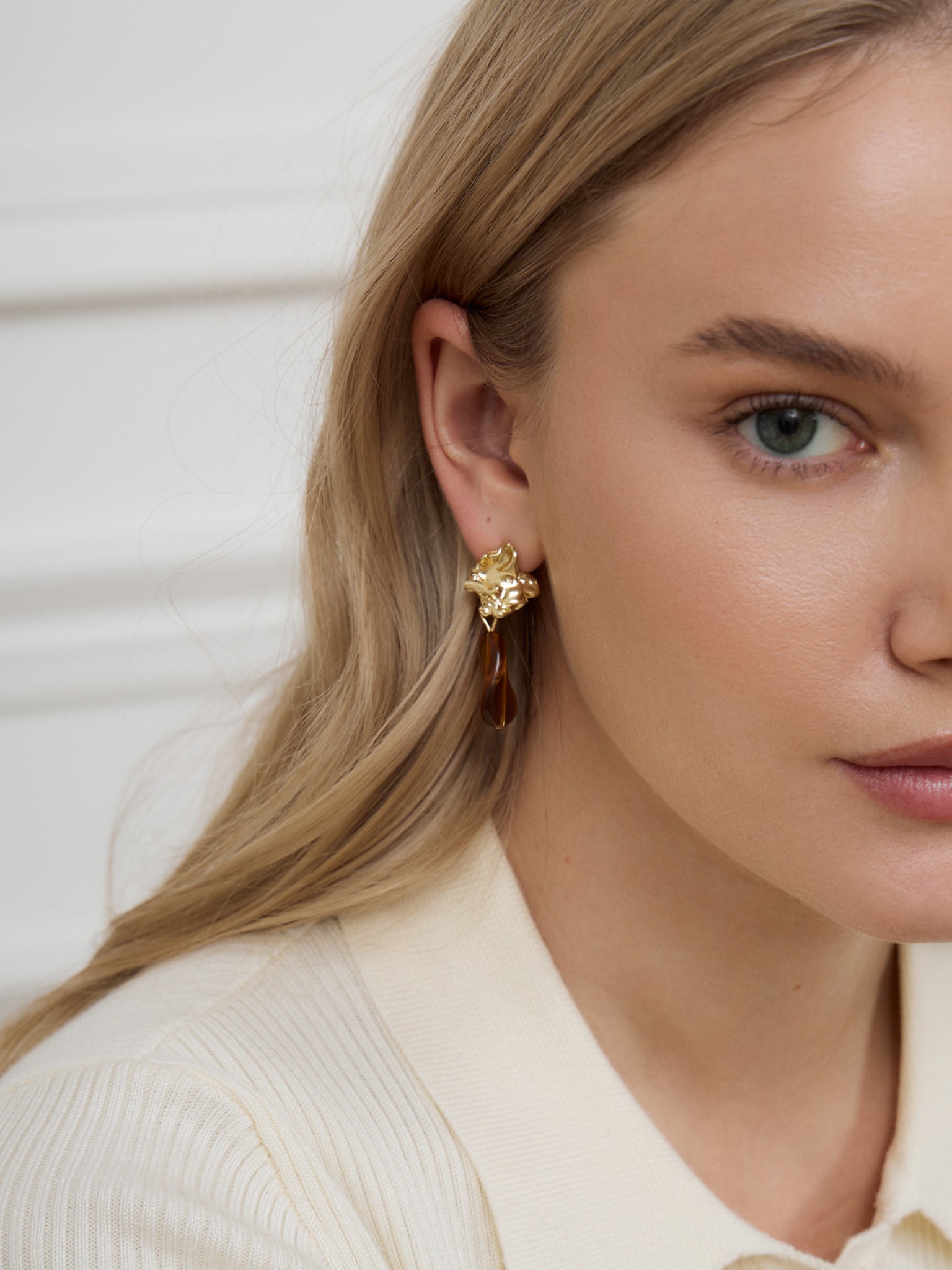 Серьги-пусеты сложной формы с крупными камнями