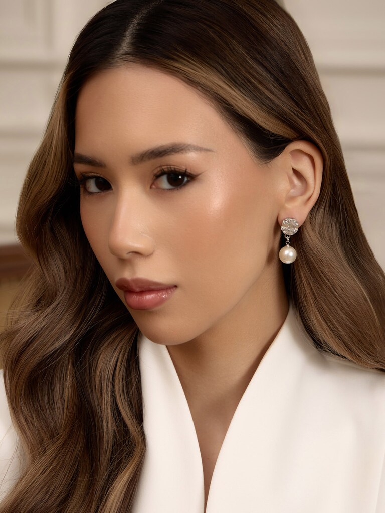 Серьги-пусеты со стразами и крупным жемчугом