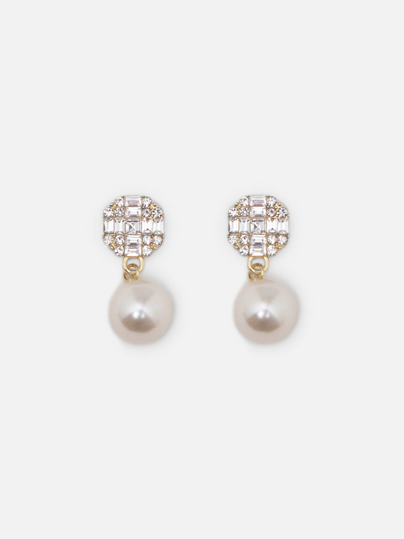 Stud earrings with rhinestones and large pearls