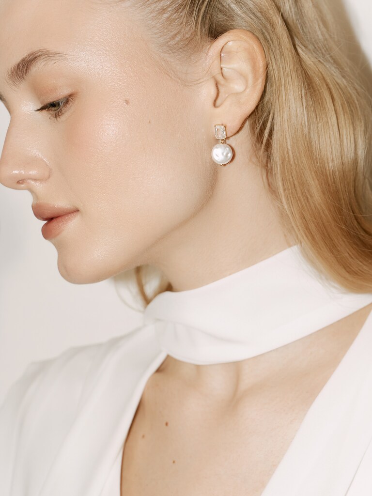 Stud earrings with large stones and pearls