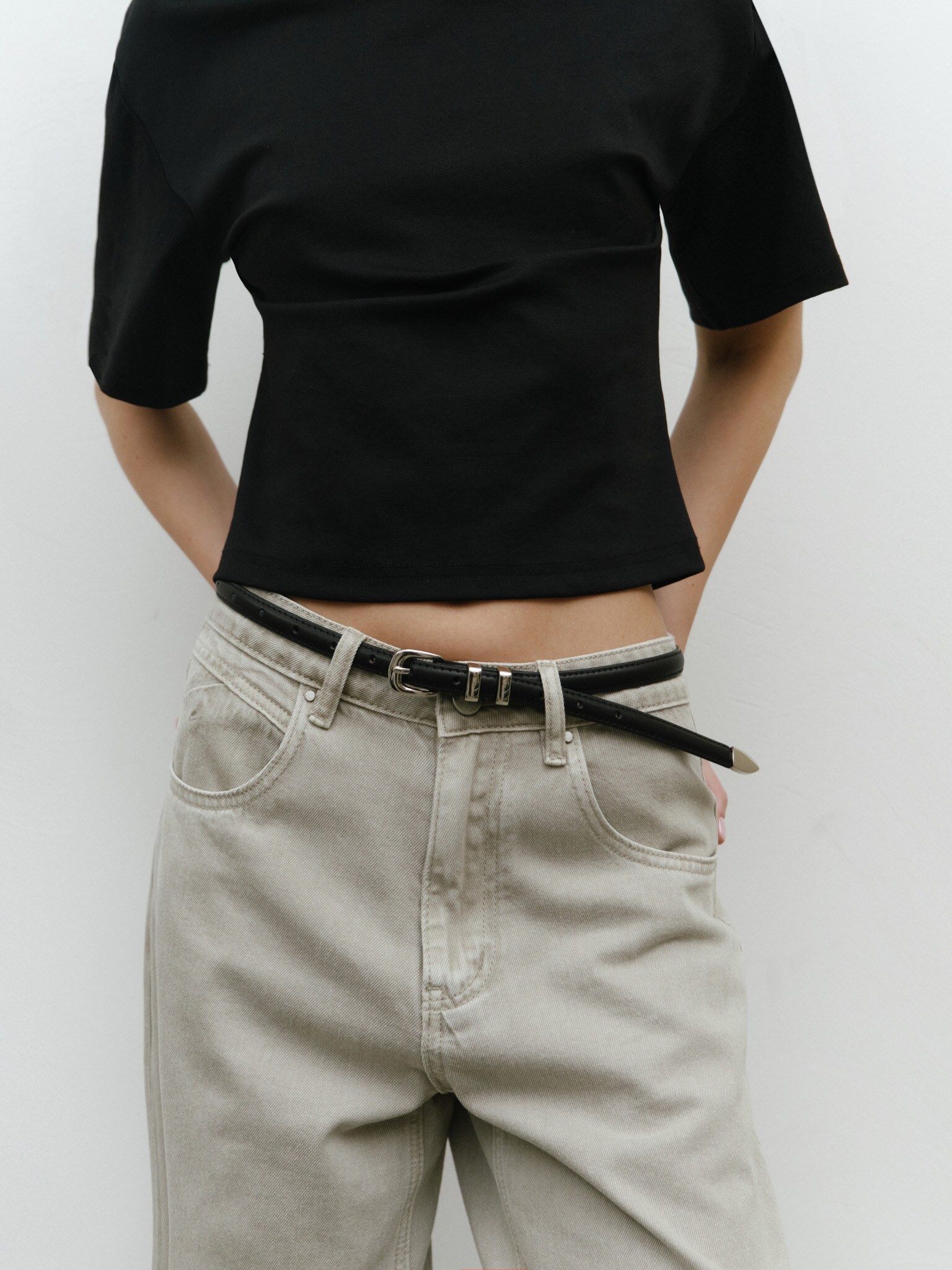 Тонкий ремень из кожи с металлическим декором