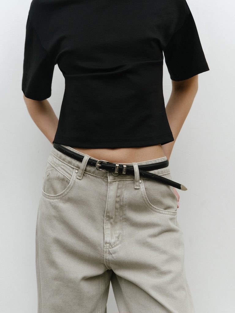 Schmaler Ledergürtel mit Metallverzierungen