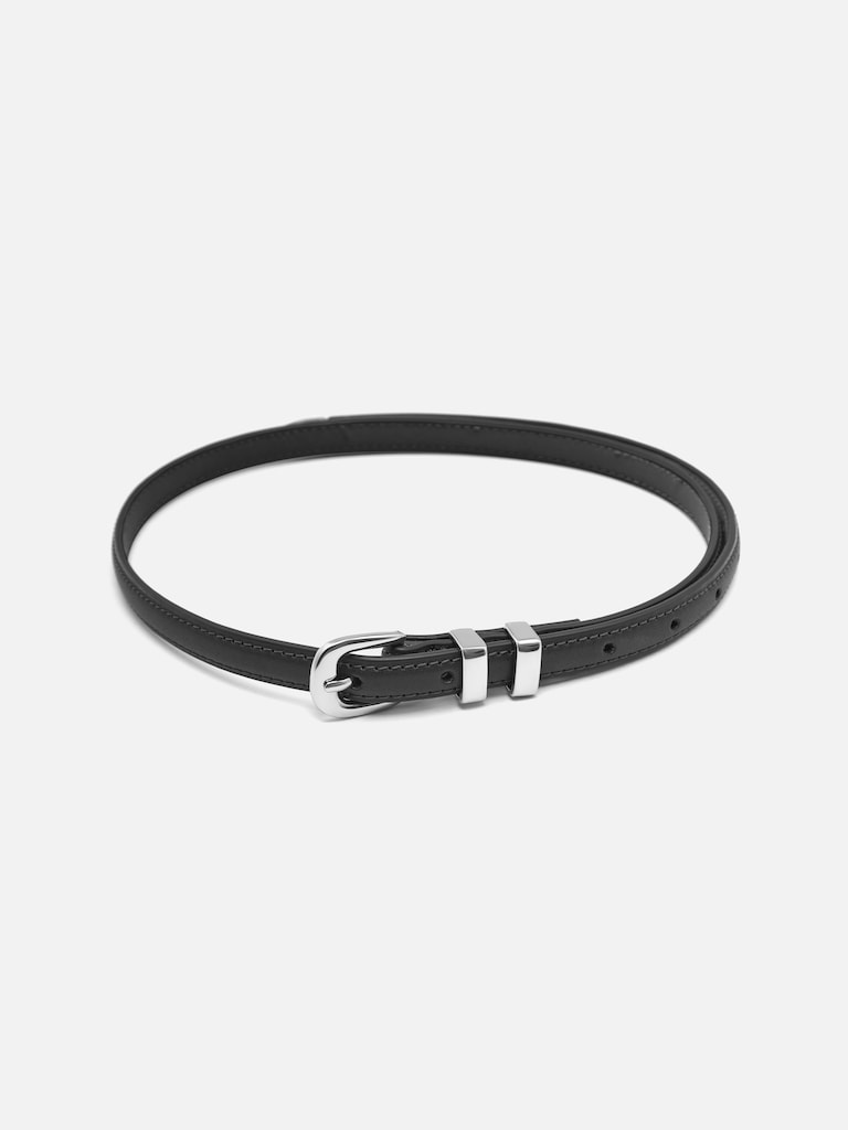 Schmaler Ledergürtel mit Metallverzierungen