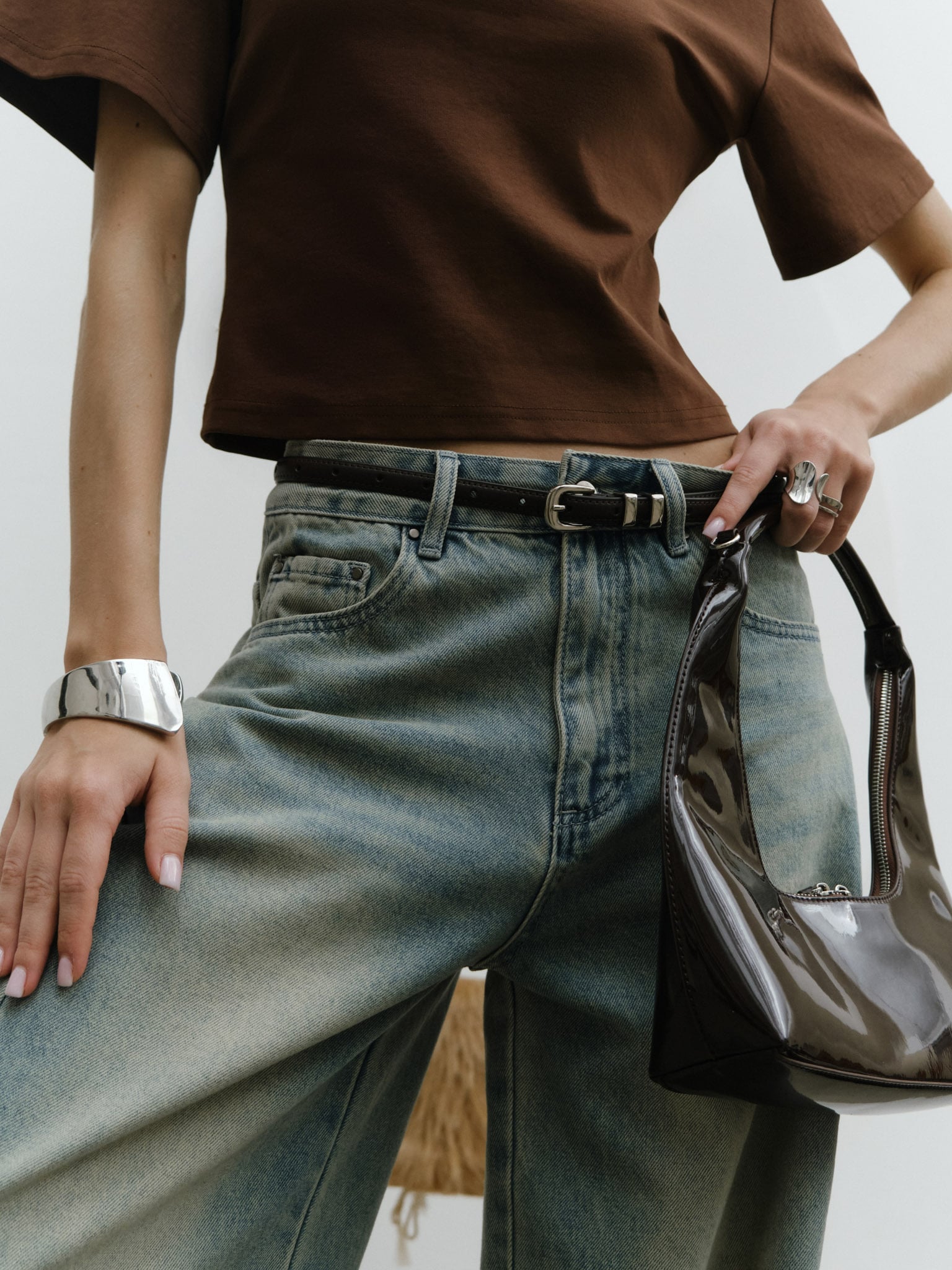 Тонкий ремень из кожи с металлическим декором