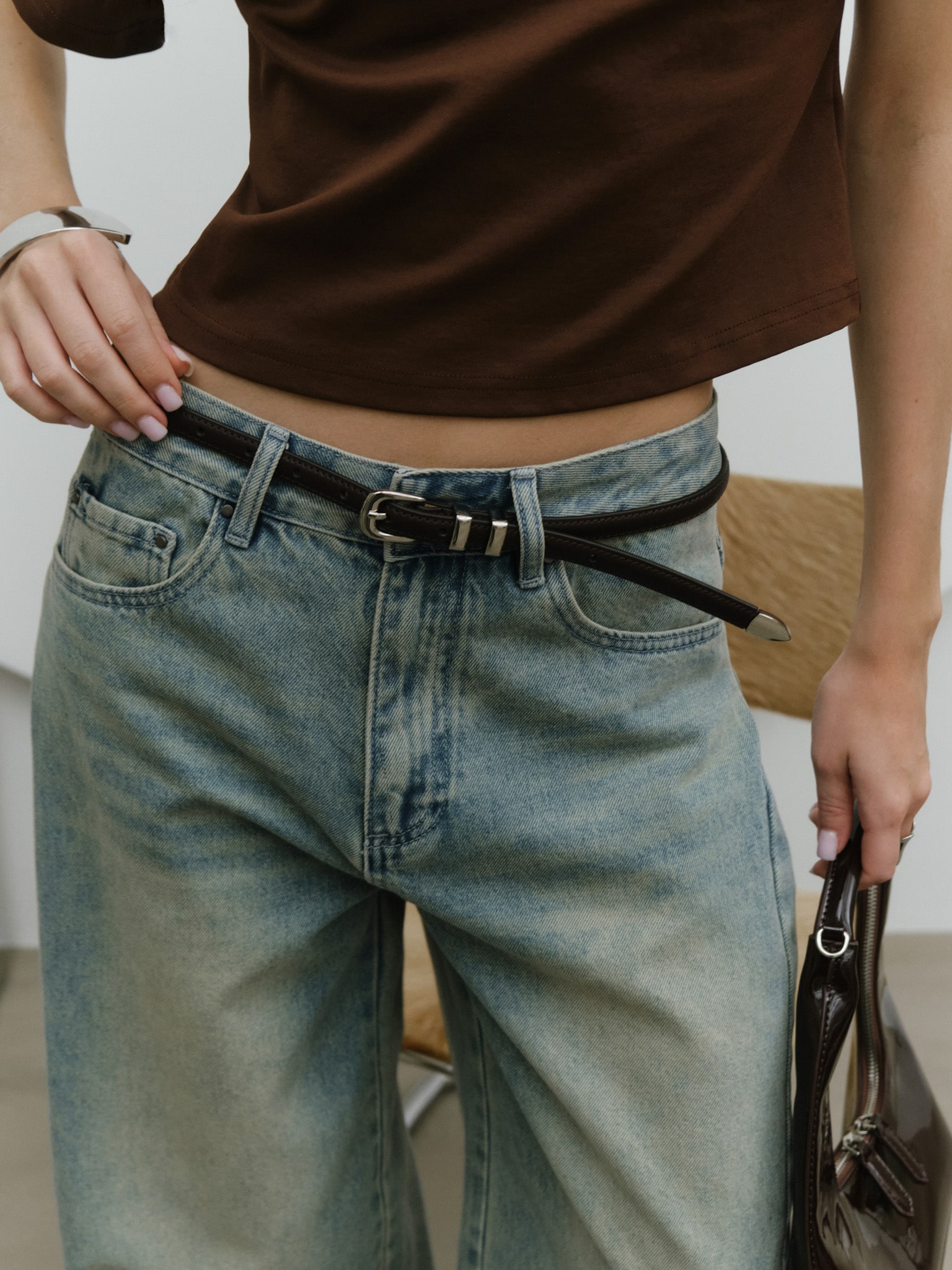 Тонкий ремень из кожи с металлическим декором