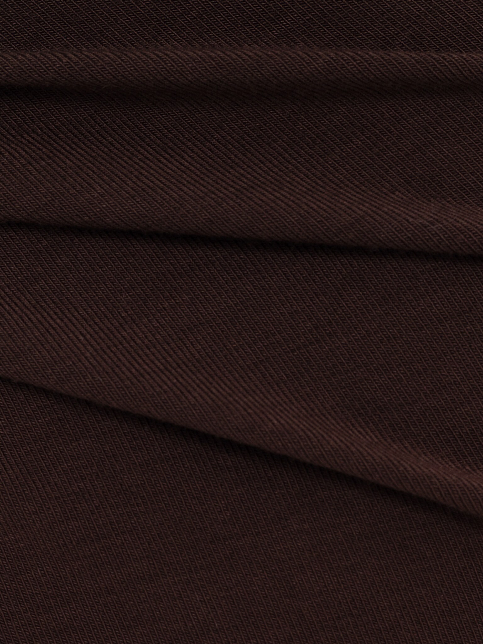 فستان ماكسي من الجيرسي مع صد مفتوح على الكتف وزخرفة على الخصر