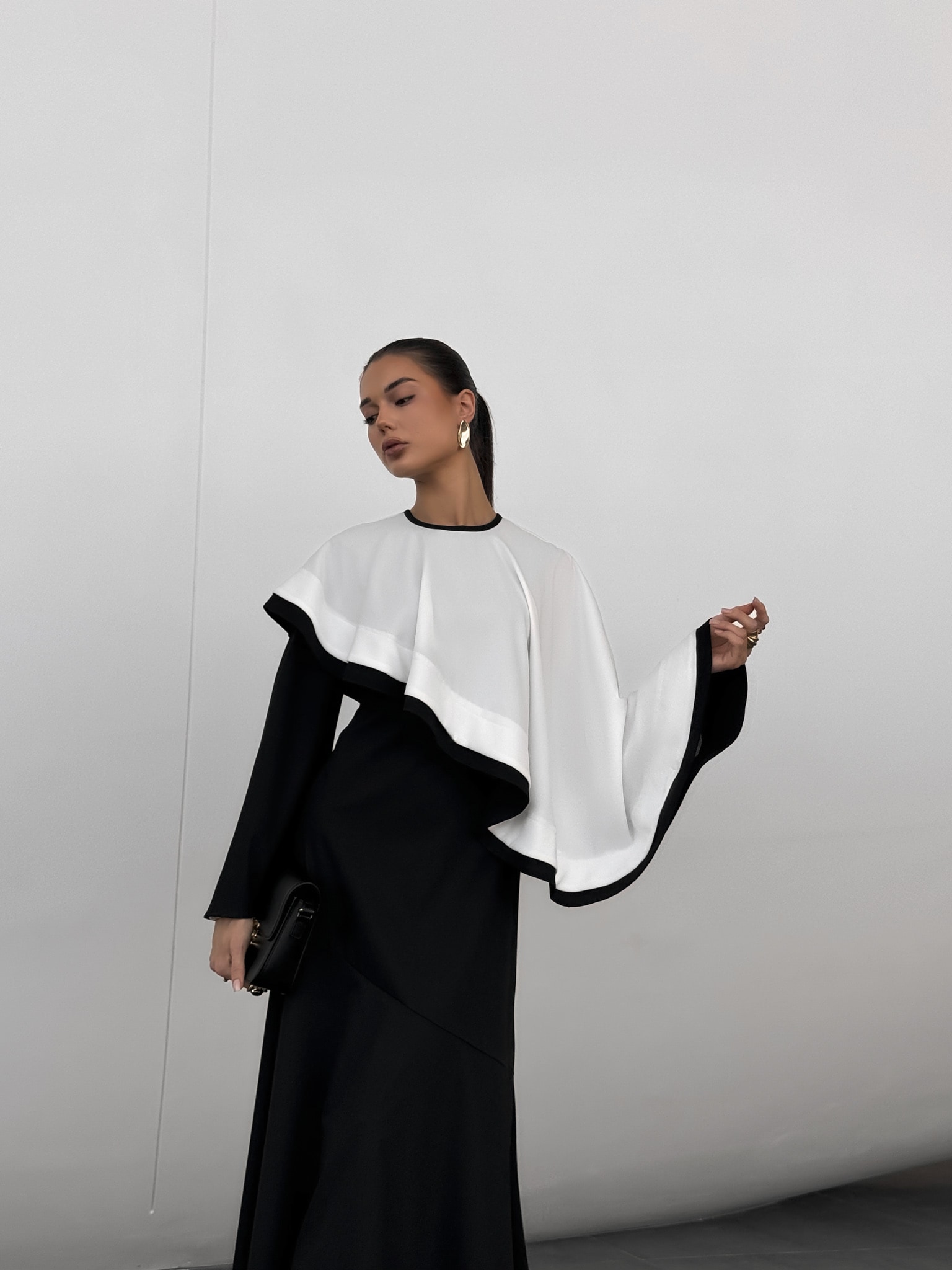 Robe maxi avec cape contrastée