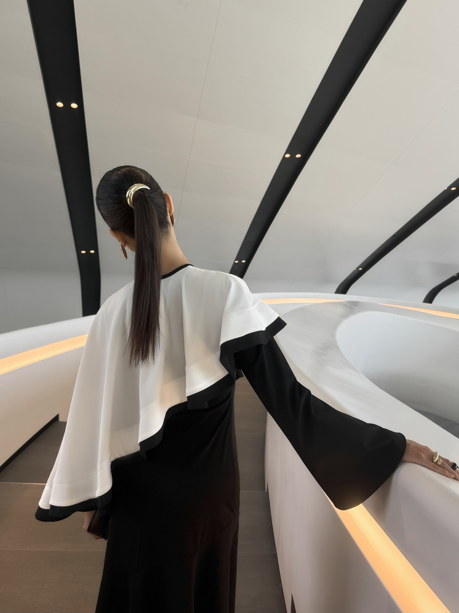 Robe maxi avec cape contrastée