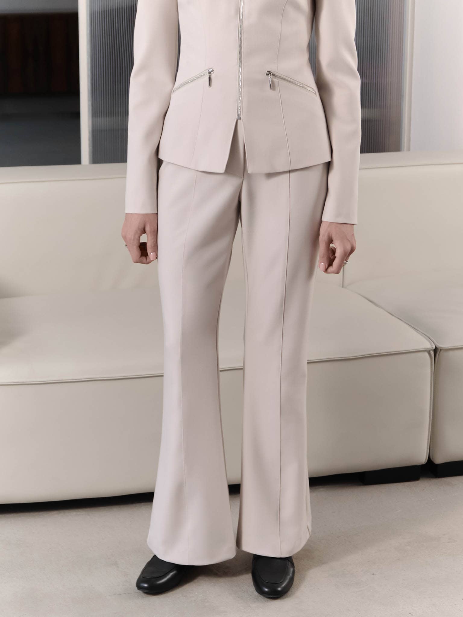 Ausgestellte Hose mit Bügelfalte