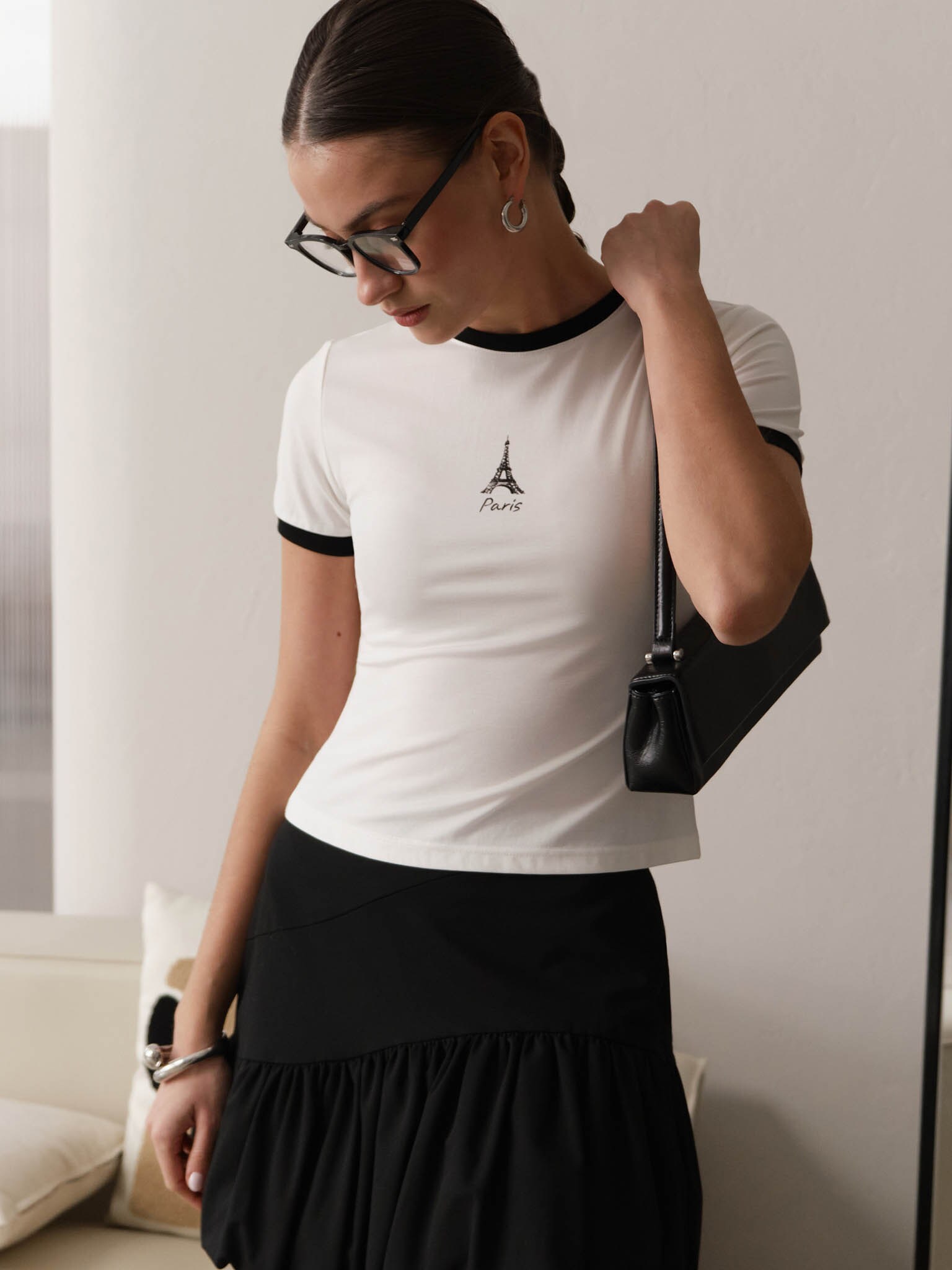 Fitted T-shirt with contrasting edge and a print