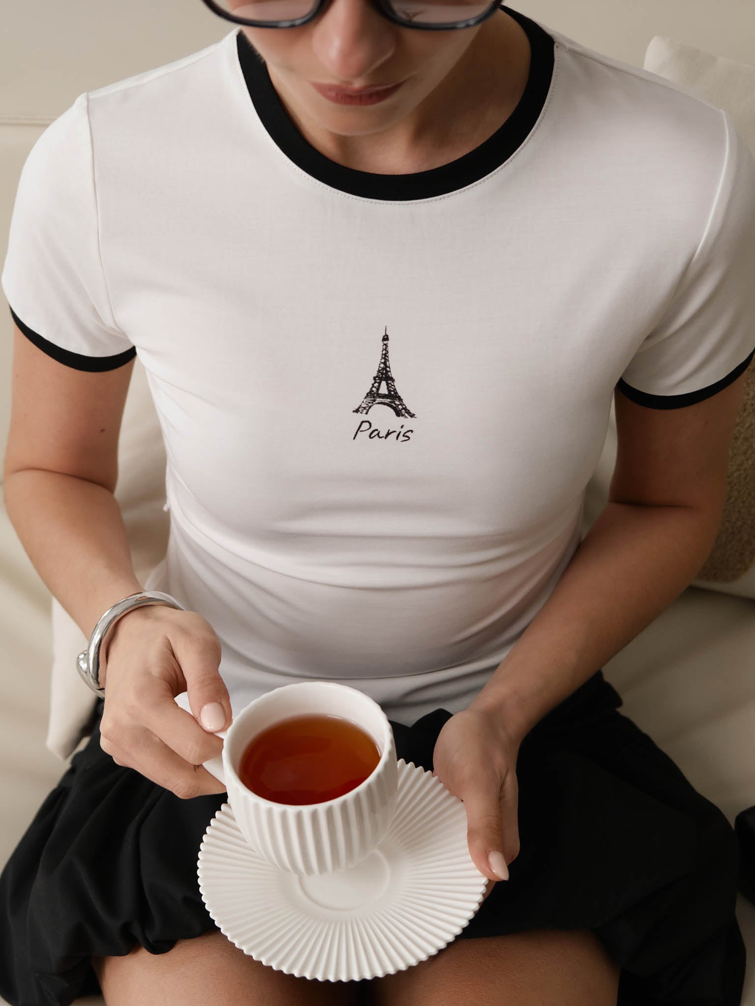 Fitted T-shirt with contrasting edge and a print