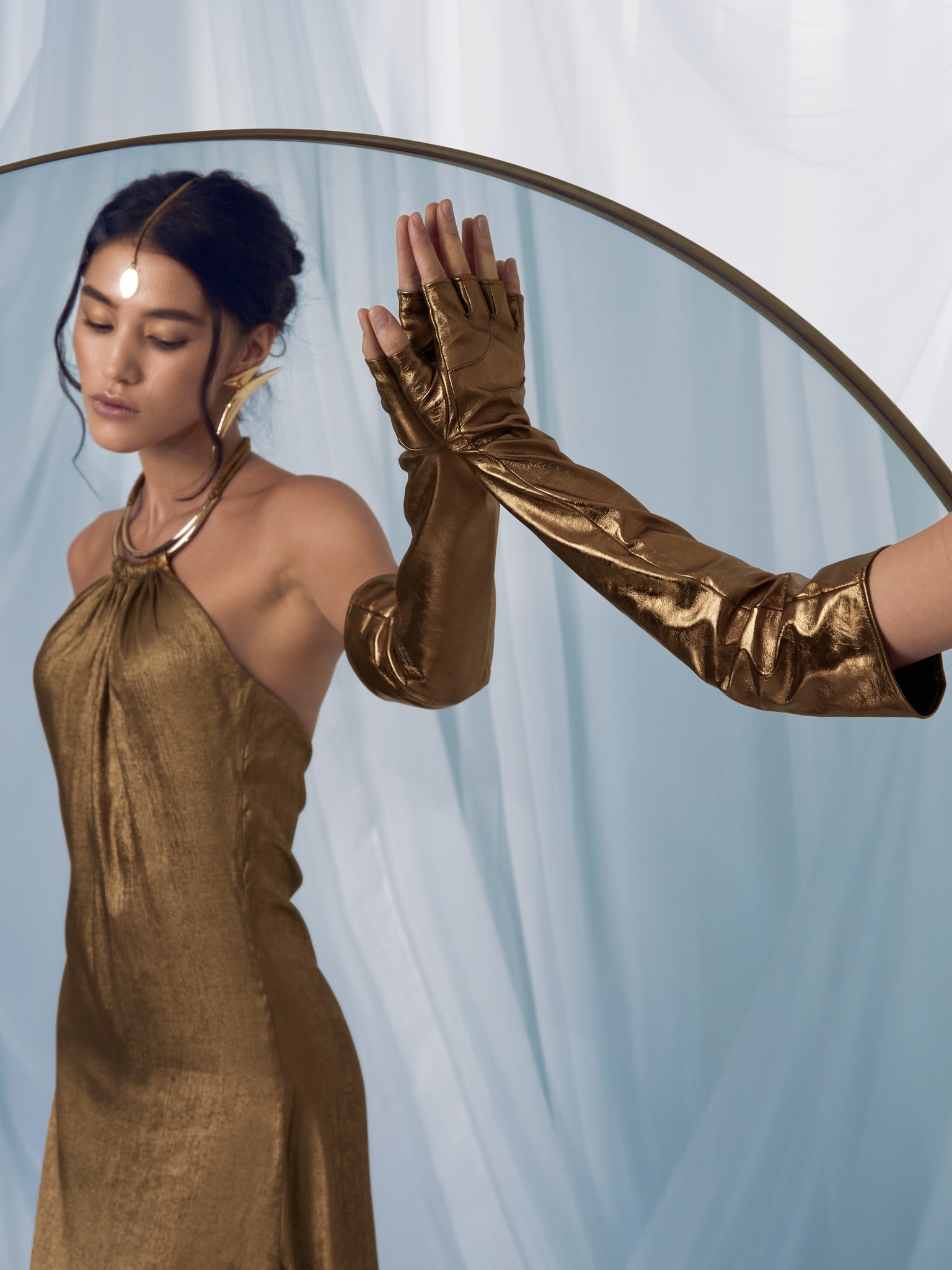 Robe longue métallisée avec collier ras-de-cou doré