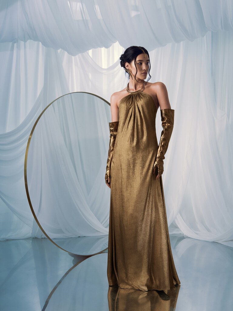 Metallisches Maxikleid mit goldfarbenem Choker