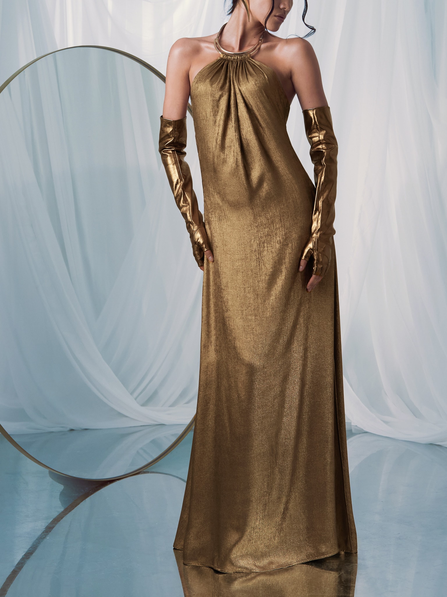 Robe longue métallisée avec collier ras-de-cou doré