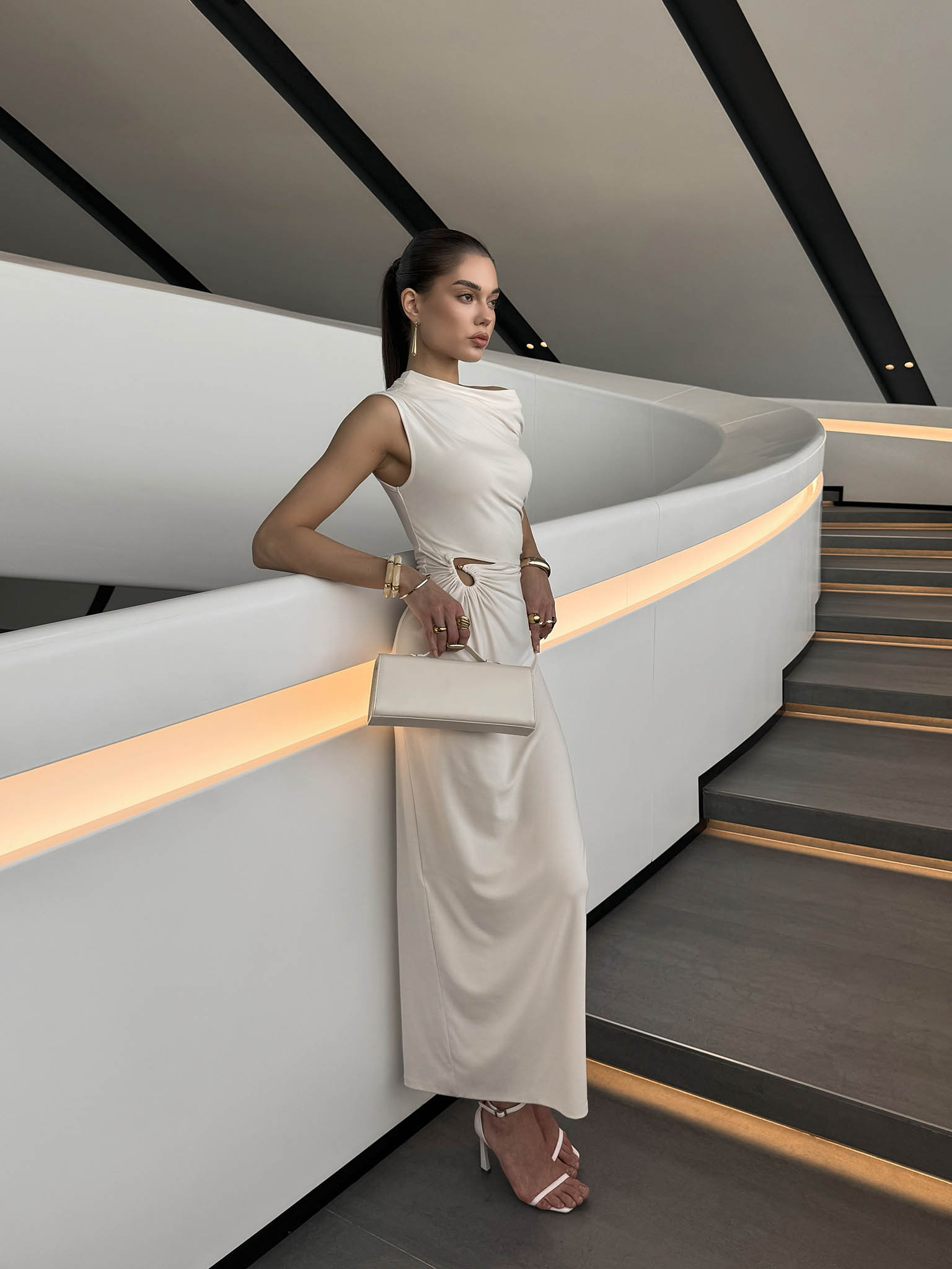 فستان ماكسي من الجيرسي مع صد مفتوح على الكتف وزخرفة على الخصر