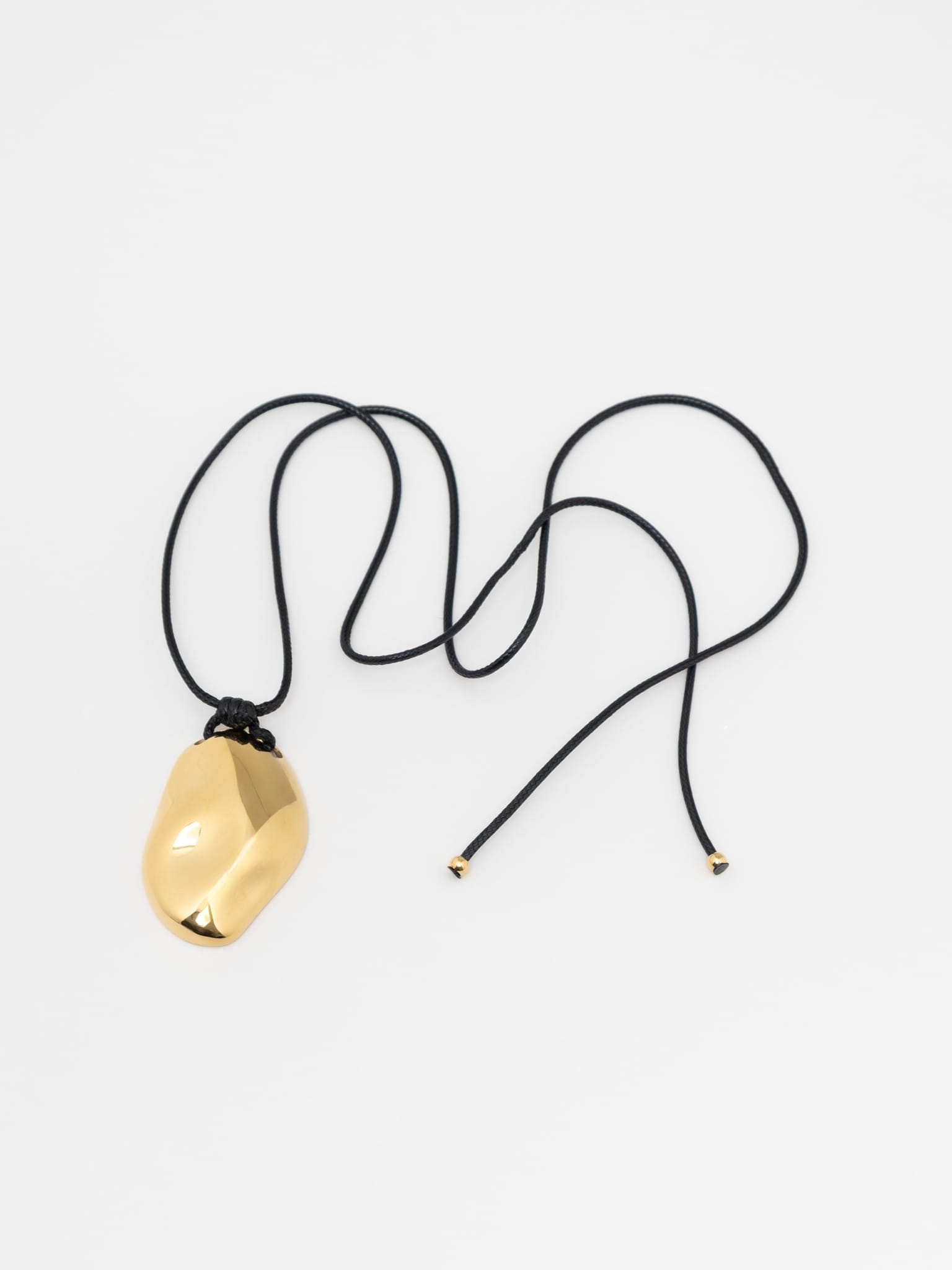 Длинное колье-шнурок с металлической подвеской