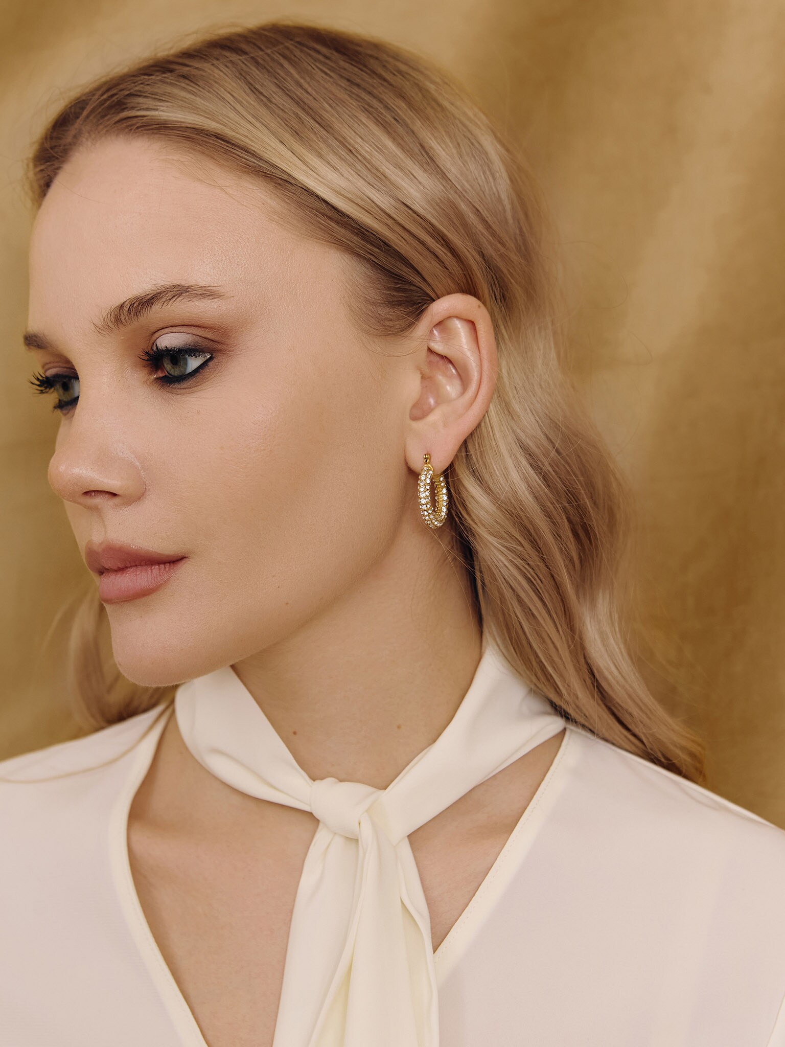 Дутые серьги-кольца в стразах