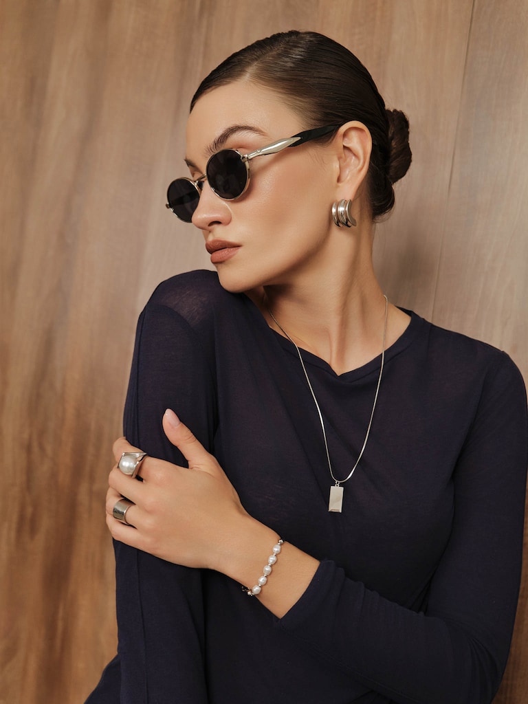 Oval sunglasses with metal frames