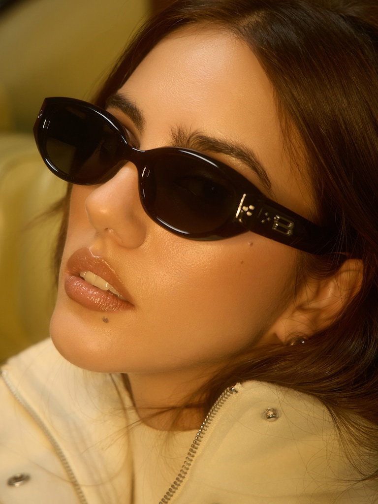 Oval sunglasses with metal decor on the temples