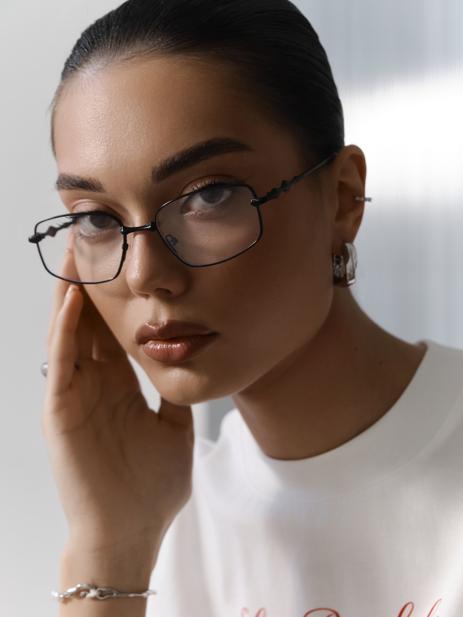 Decorative sunglasses in a thin metal frame