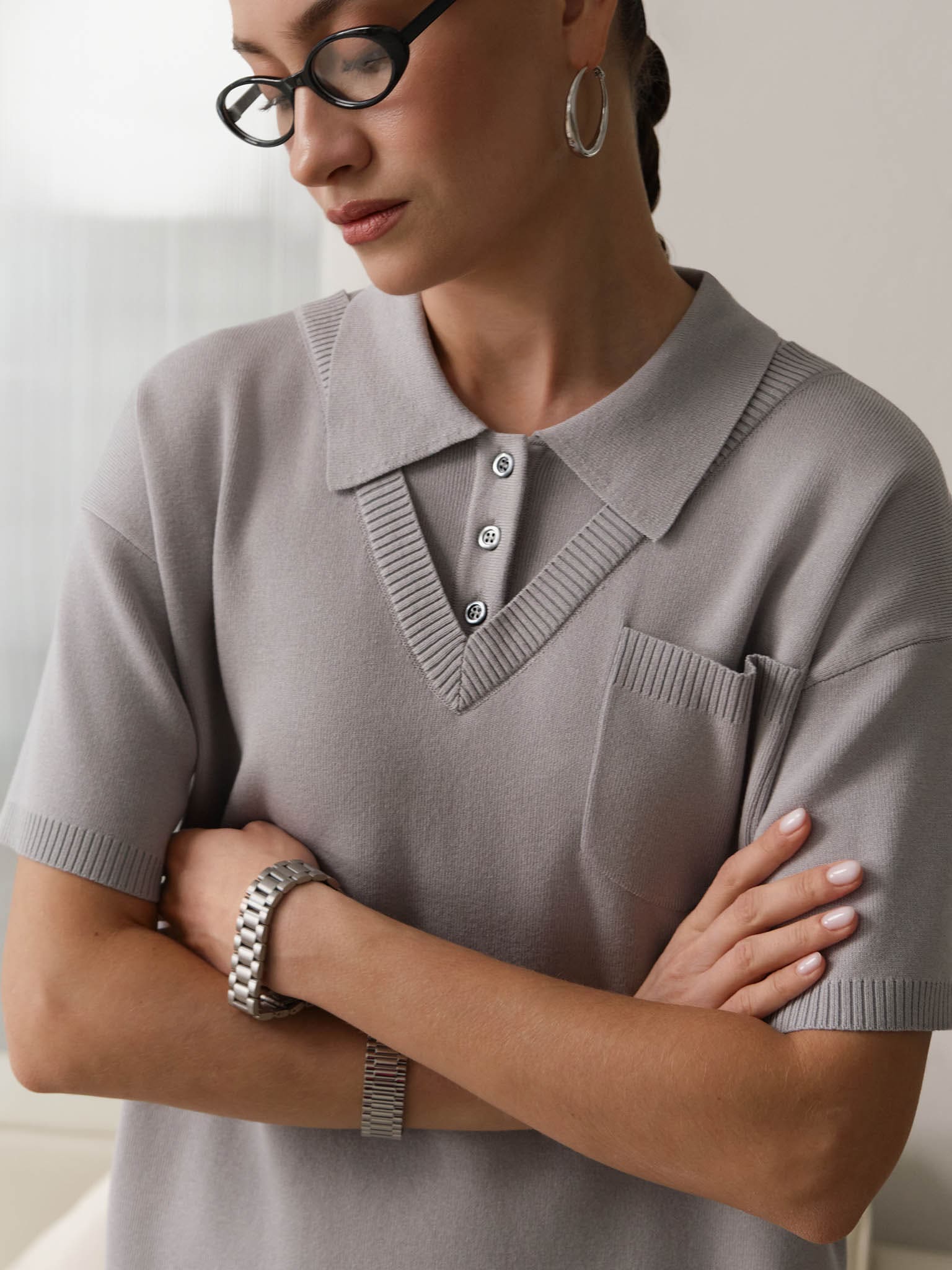 Платье мини из вязаного трикотажа с воротником поло