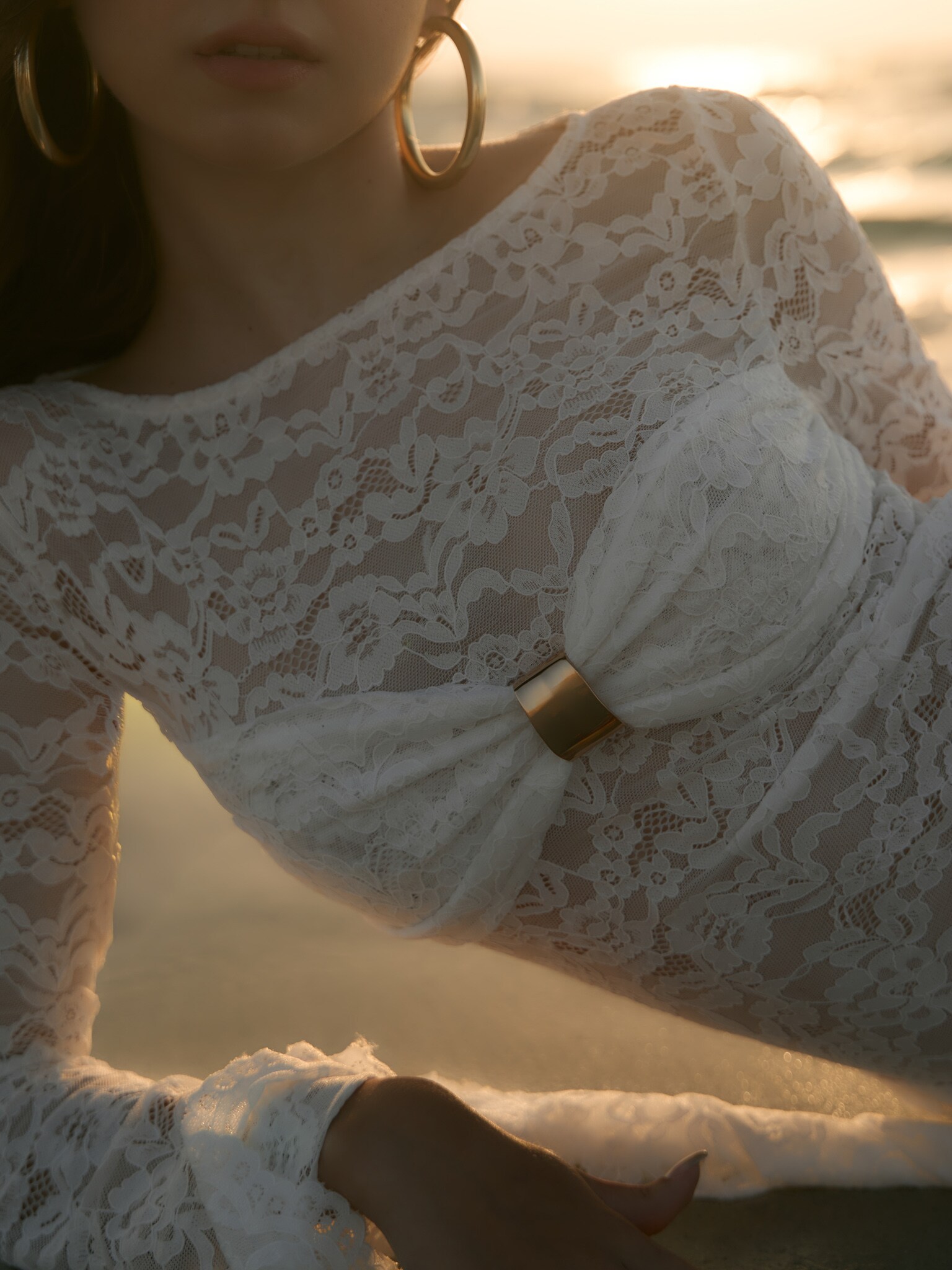 Guipure-Minikleid mit drapiertem Ausschnitt und goldfarbenem Dekor