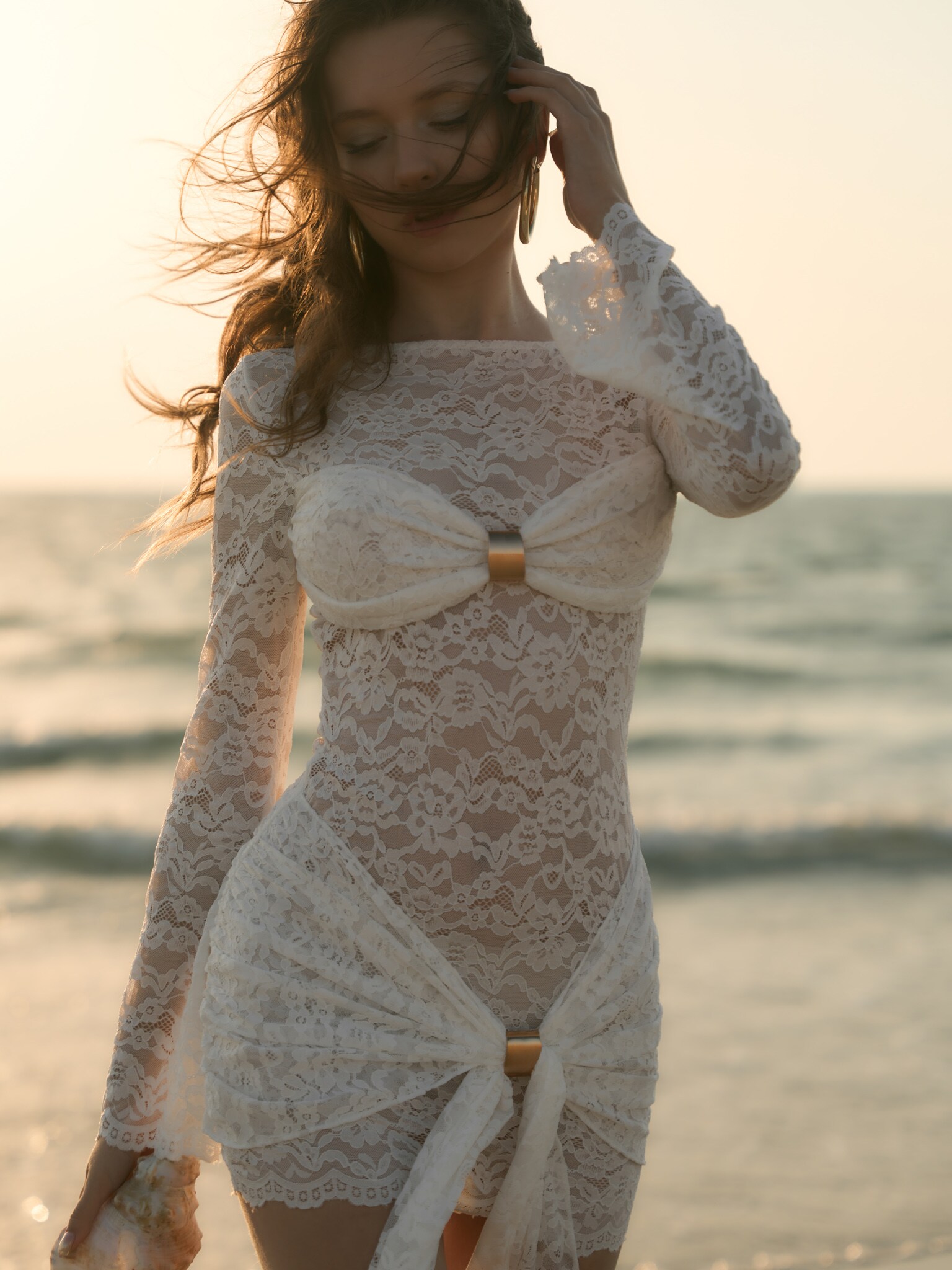 Guipure-Minikleid mit drapiertem Ausschnitt und goldfarbenem Dekor