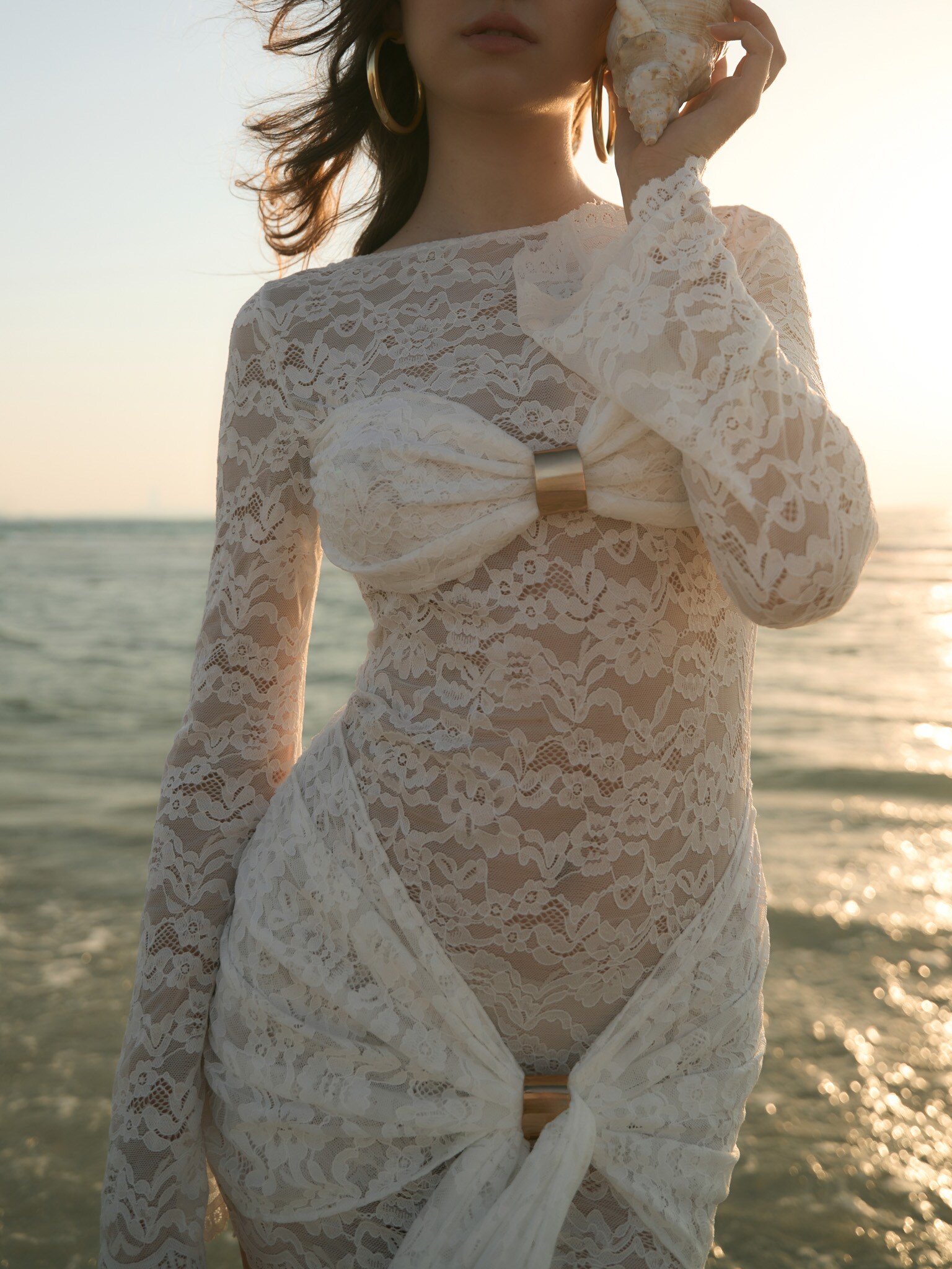 Guipure-Minikleid mit drapiertem Ausschnitt und goldfarbenem Dekor