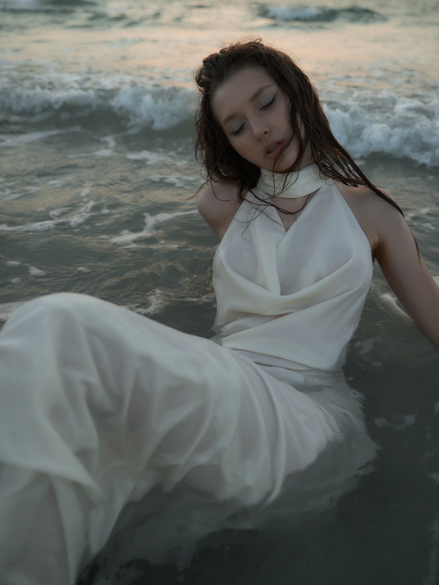 Платье макси из атласа с жемчужным декором на спинке