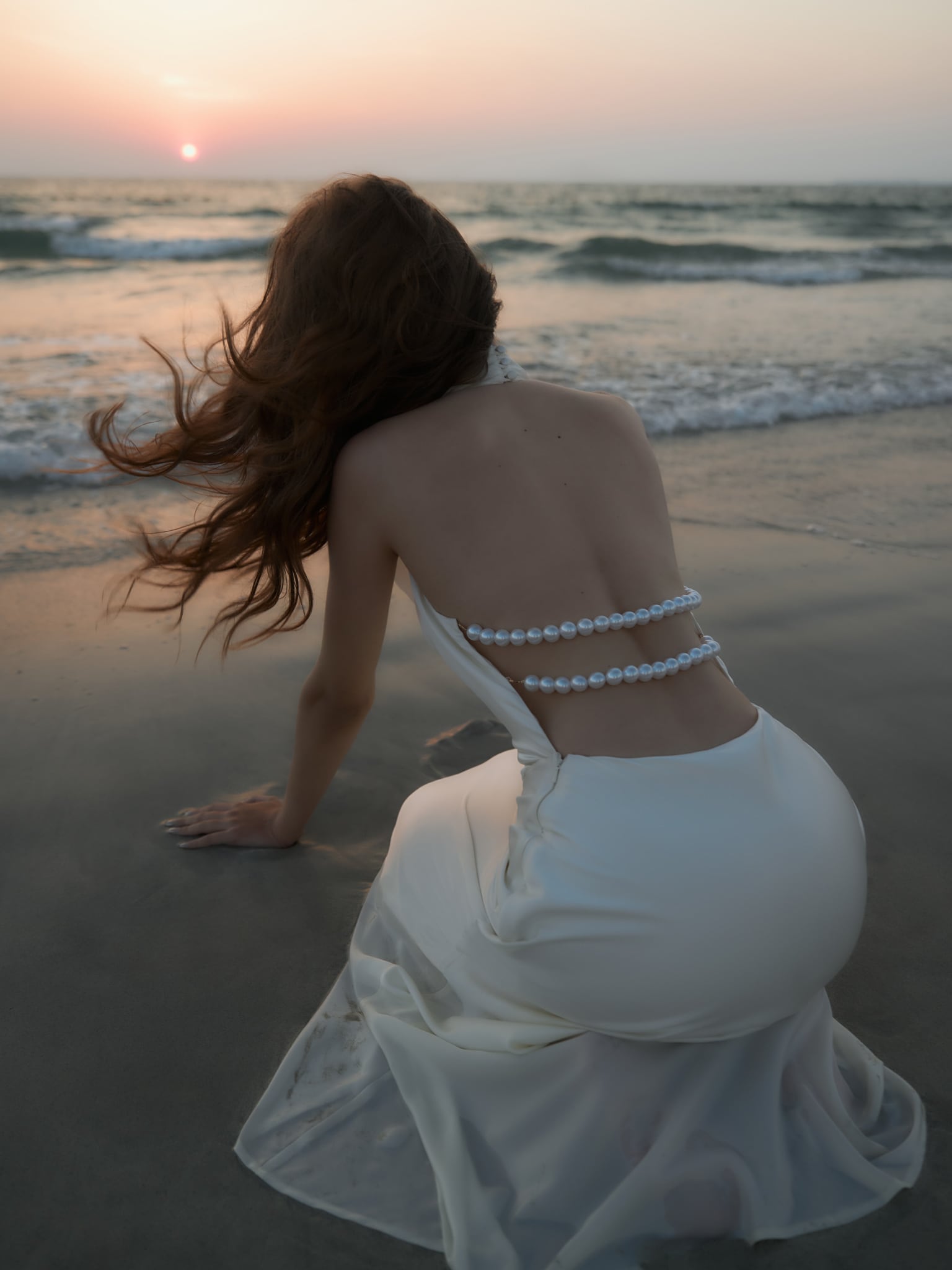 Платье макси из атласа с жемчужным декором на спинке