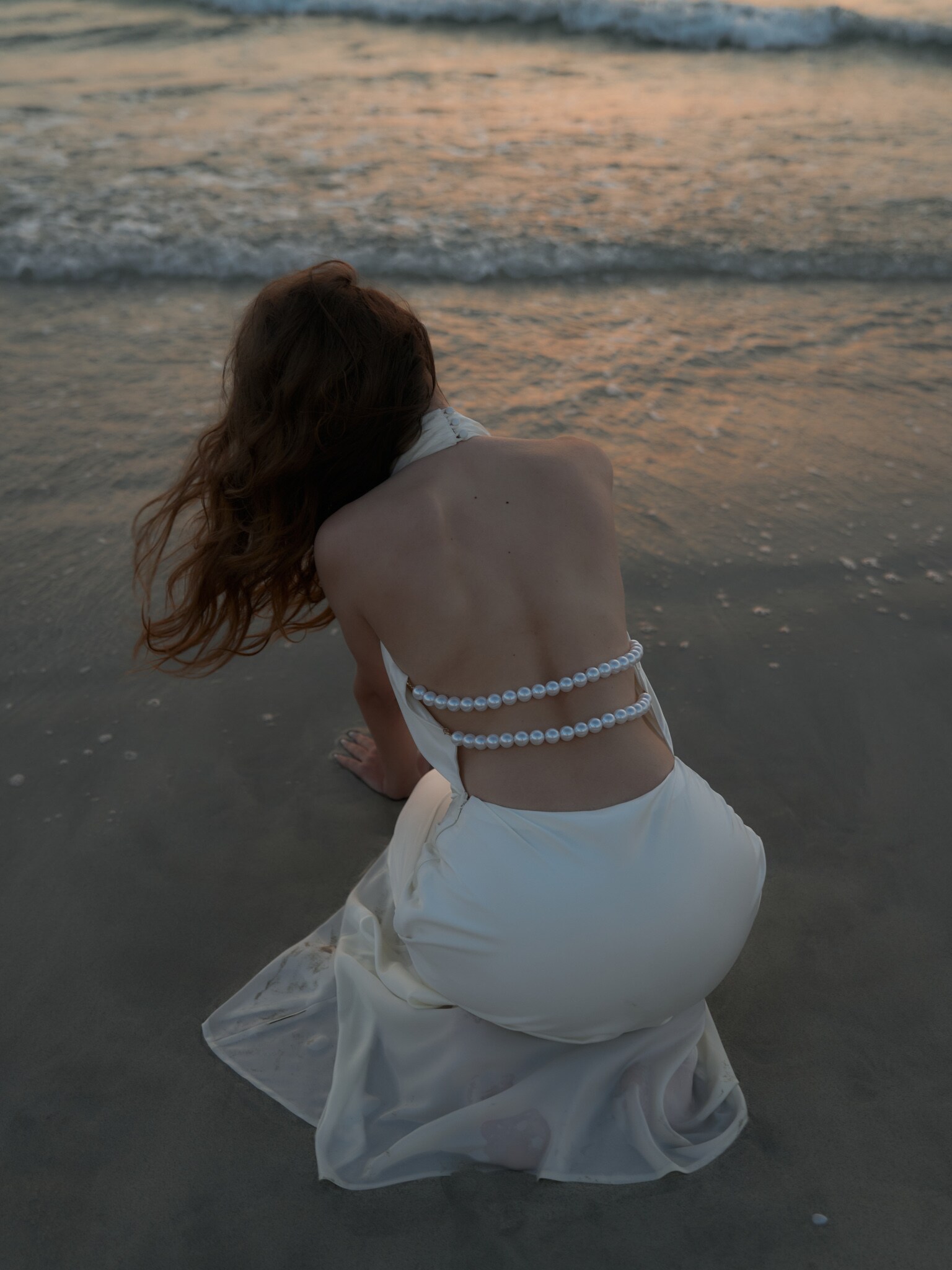 Платье макси из атласа с жемчужным декором на спинке