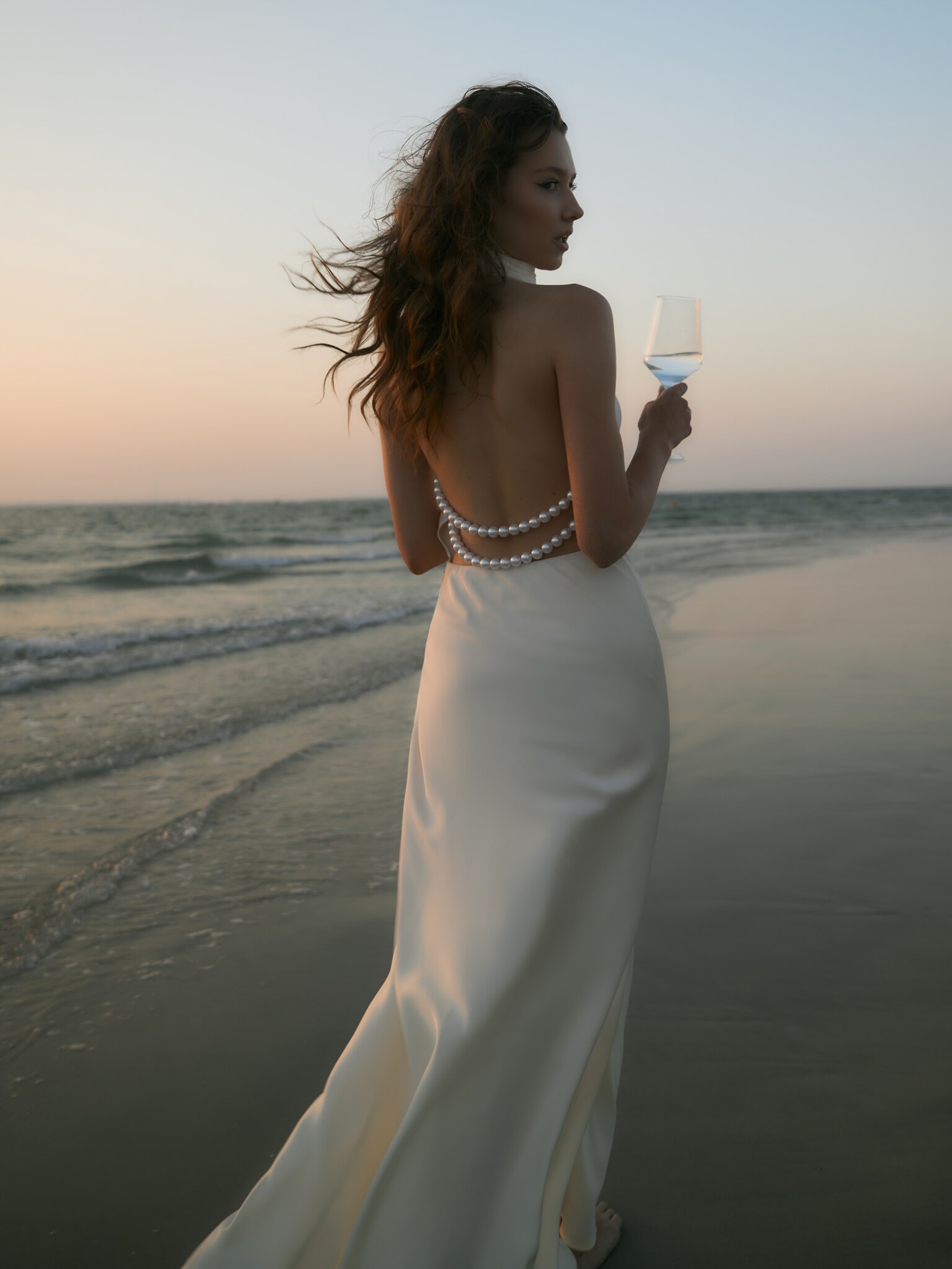 Платье макси из атласа с жемчужным декором на спинке