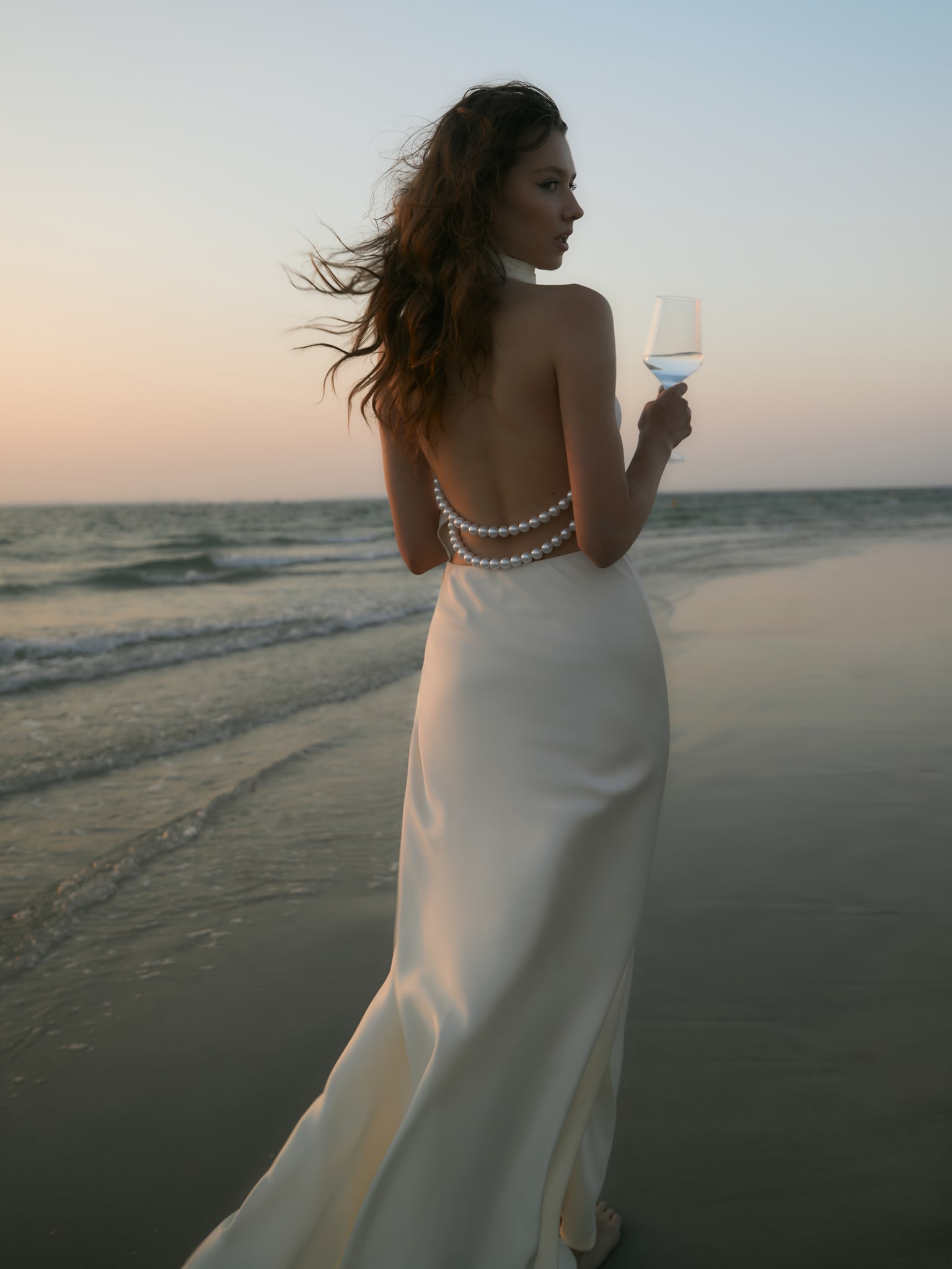 Платье макси из атласа с жемчужным декором на спинке