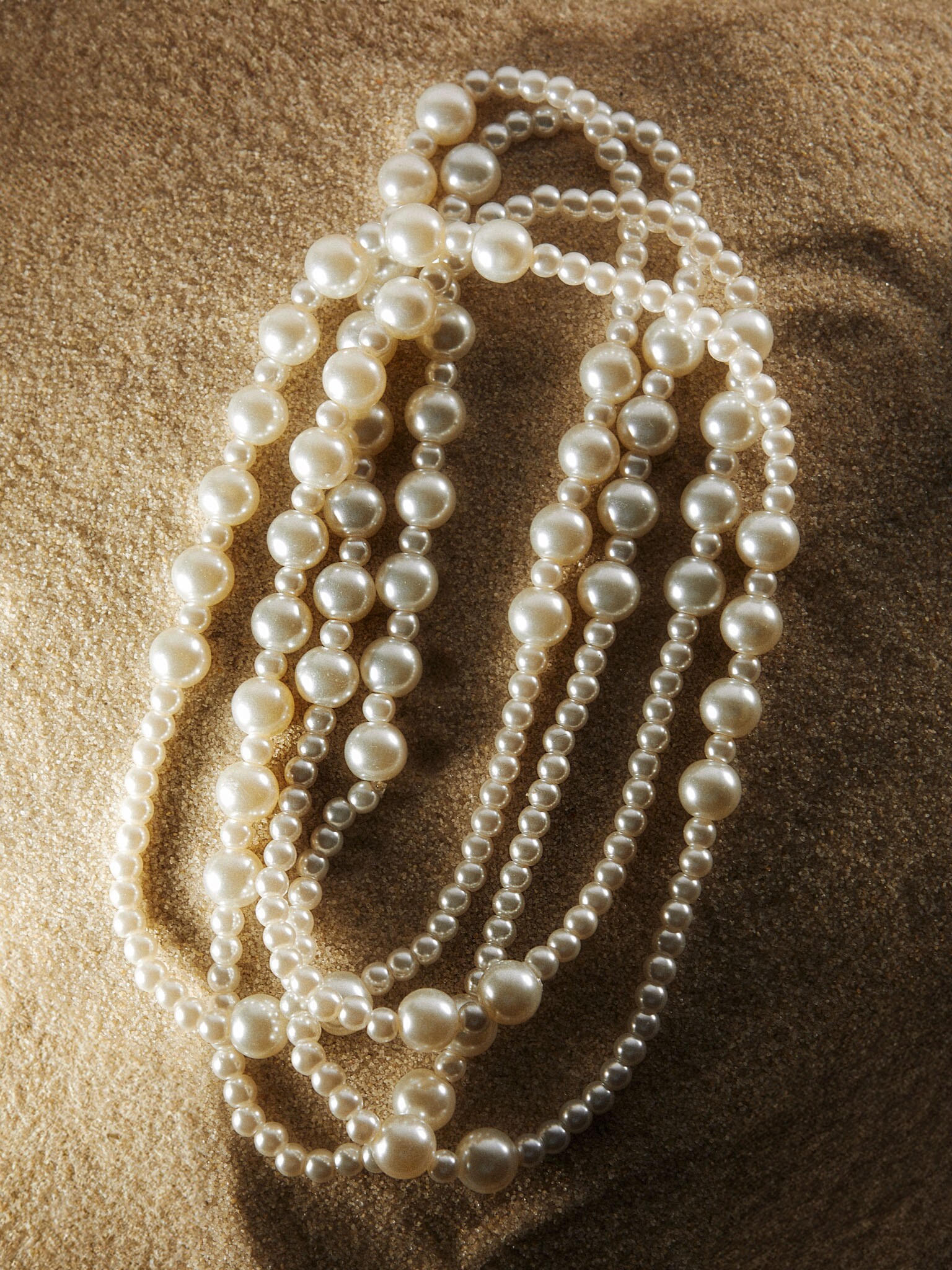 Тройное жемчужное колье с бусинами разного размера
