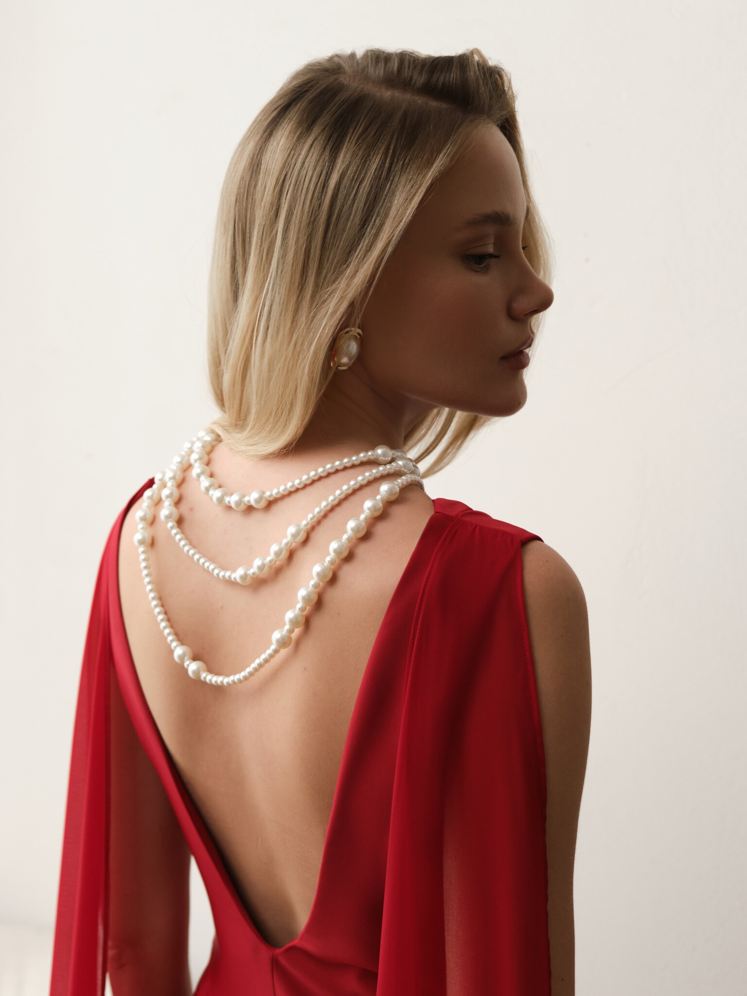 Тройное жемчужное колье с бусинами разного размера