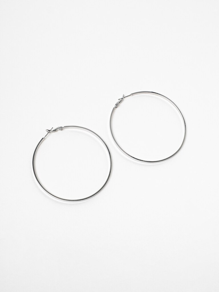 Тонкие серьги-кольца из гладкого металла