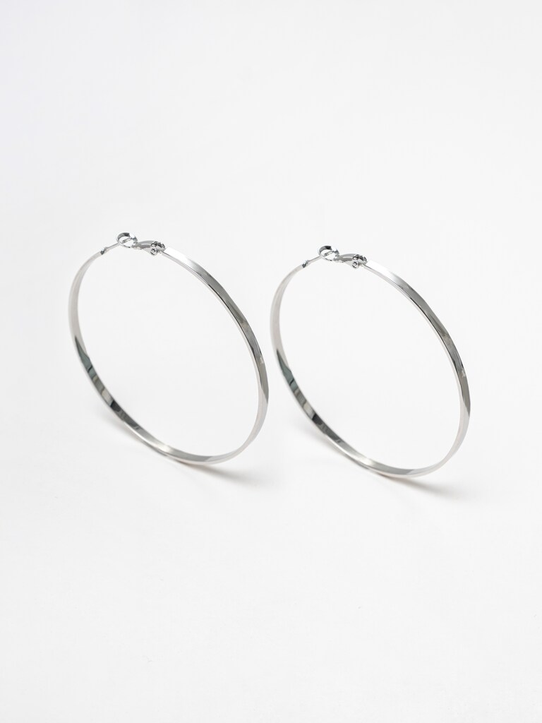 Тонкие серьги-кольца из гладкого металла