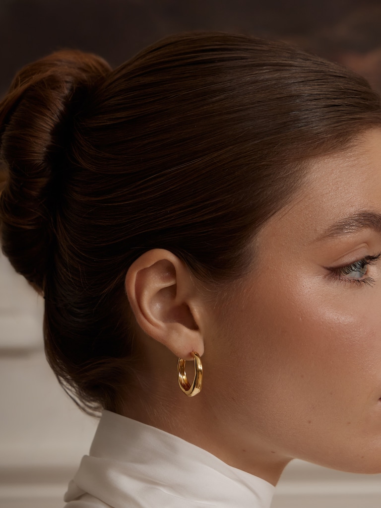 Curved hoop earrings