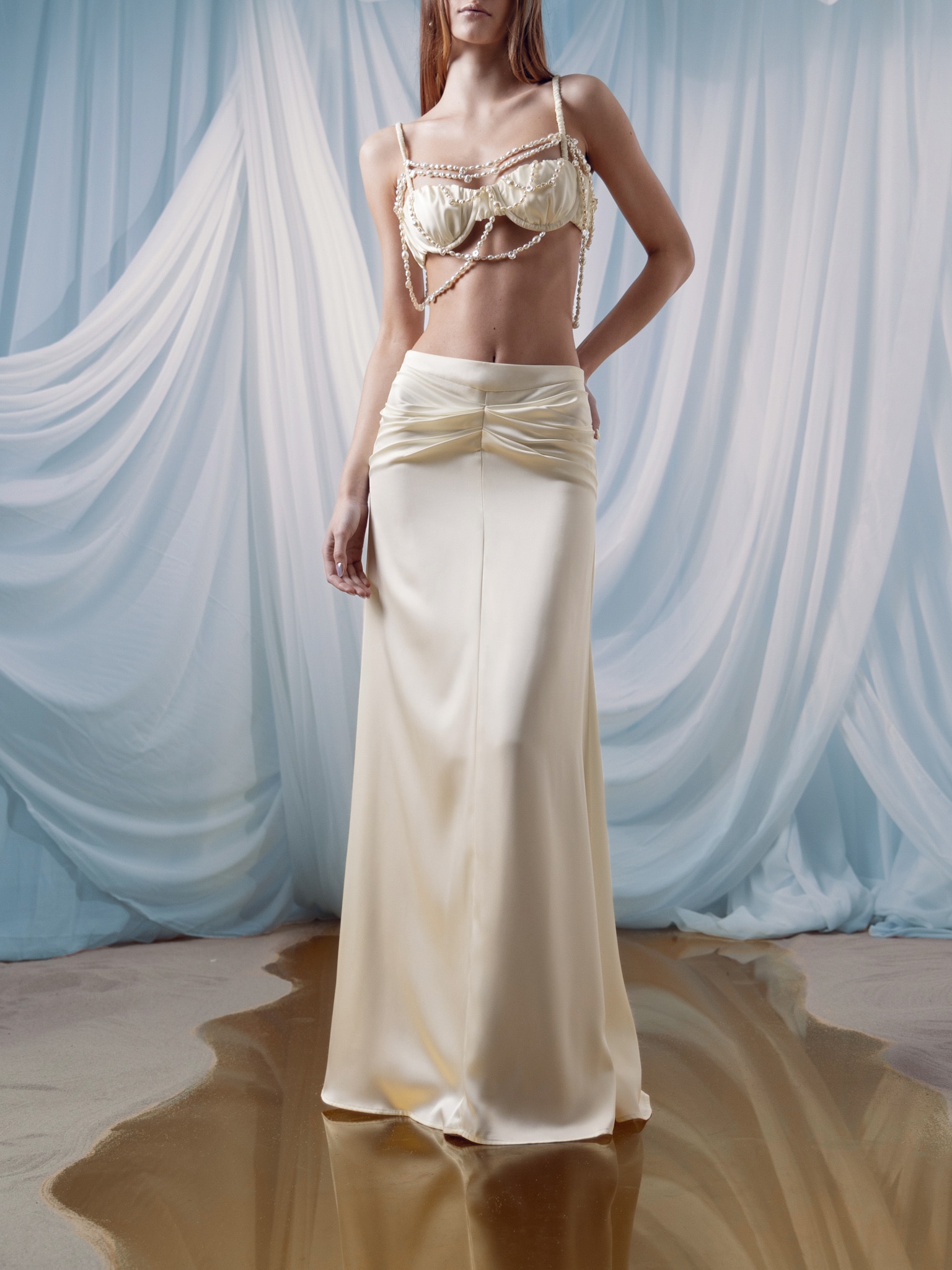 Jupe maxi en satin avec plis sur les hanches