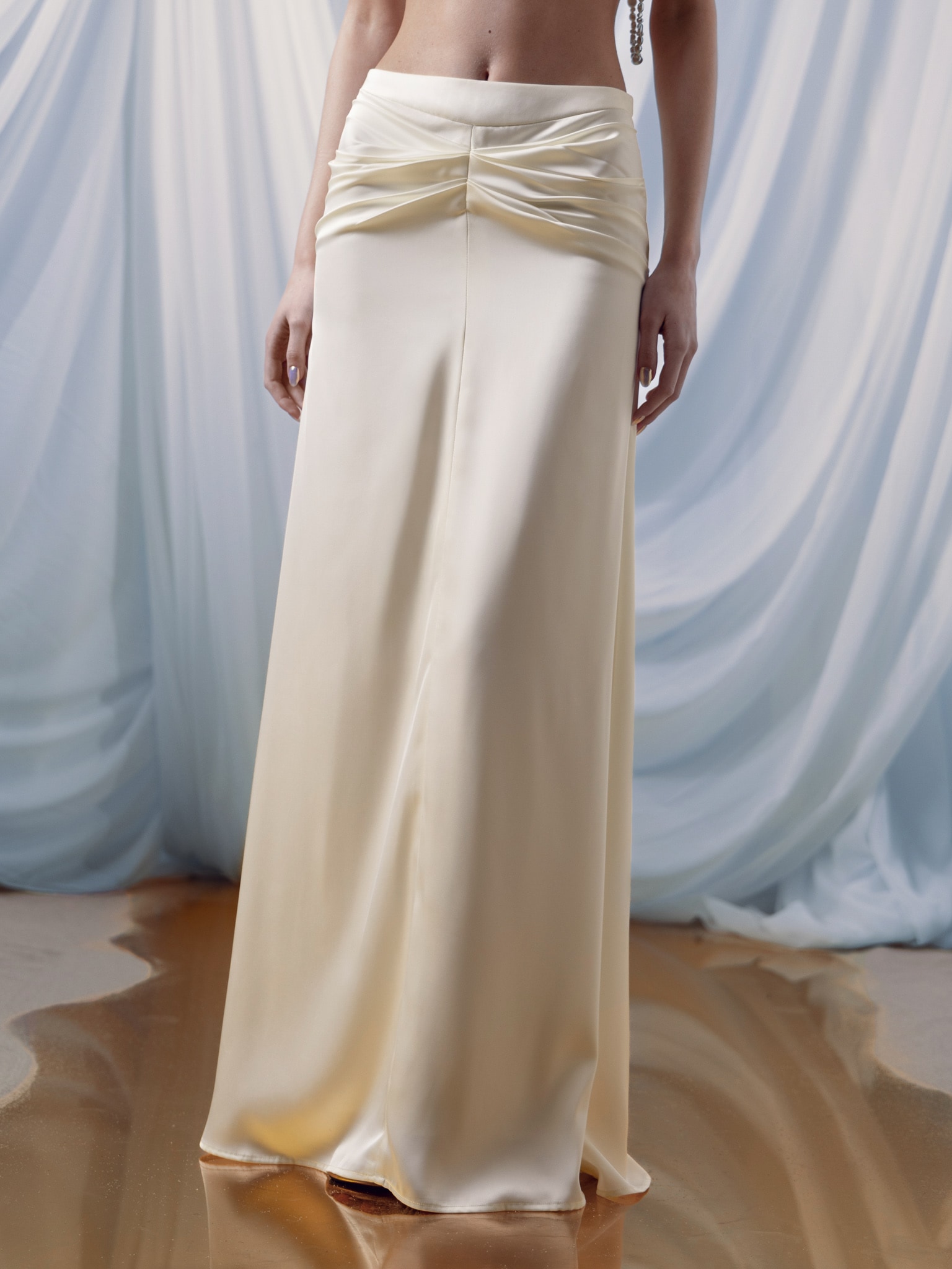 Jupe maxi en satin avec plis sur les hanches