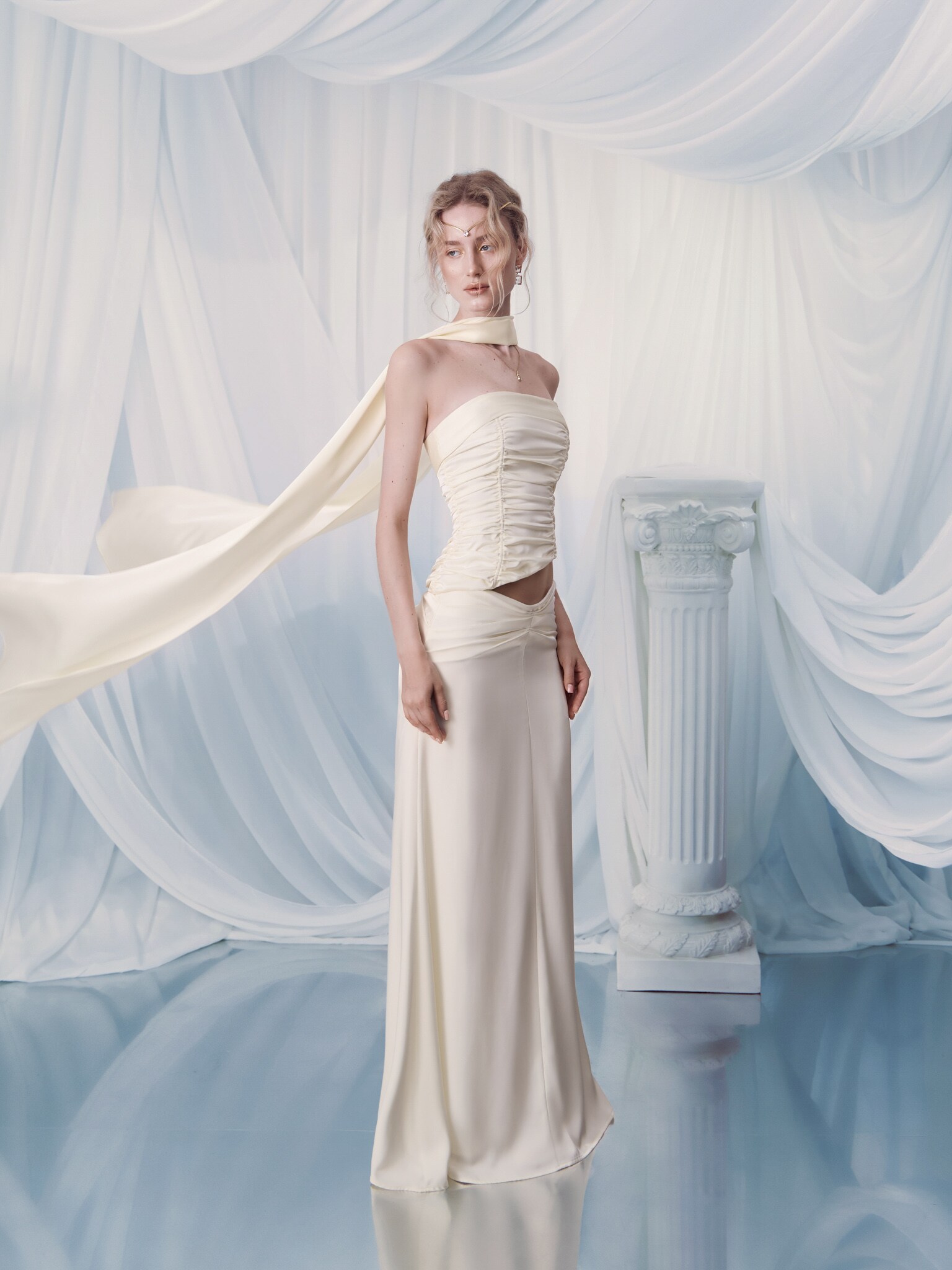 Jupe maxi en satin avec plis sur les hanches