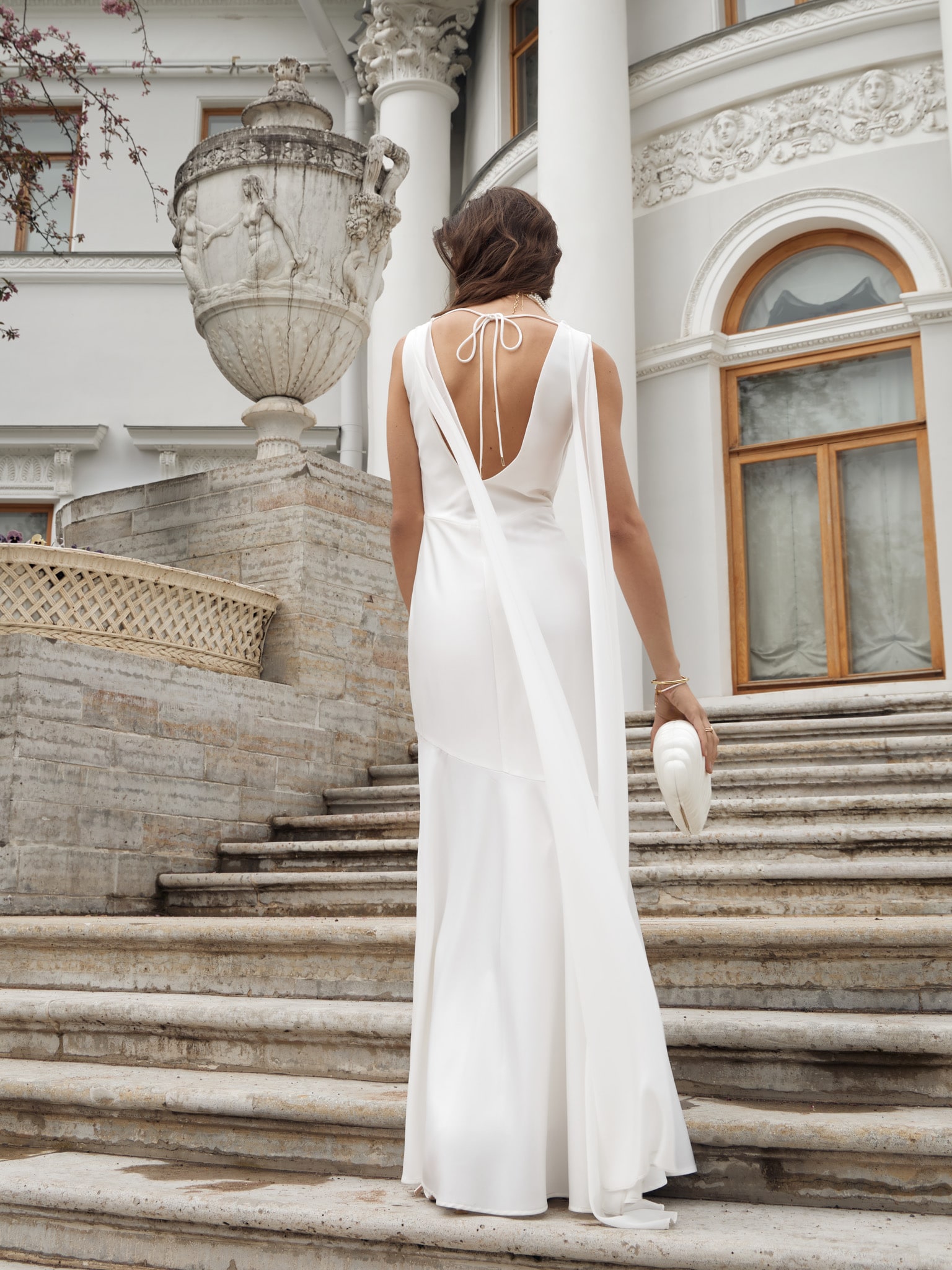 Maxi dress with ribbons on the shoulders