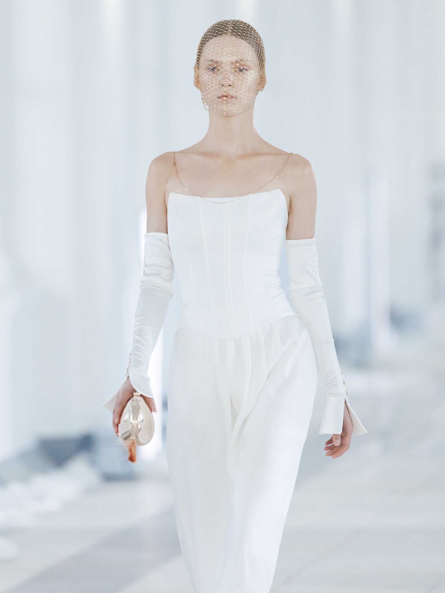 Satin corset with open shoulders