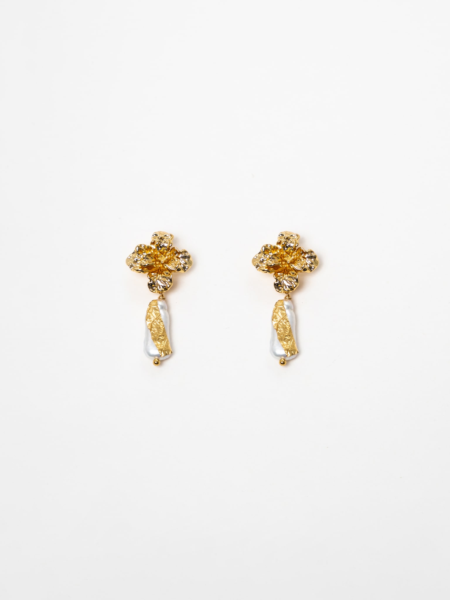 Серьги-пусеты в виде цветов с жемчужным декором